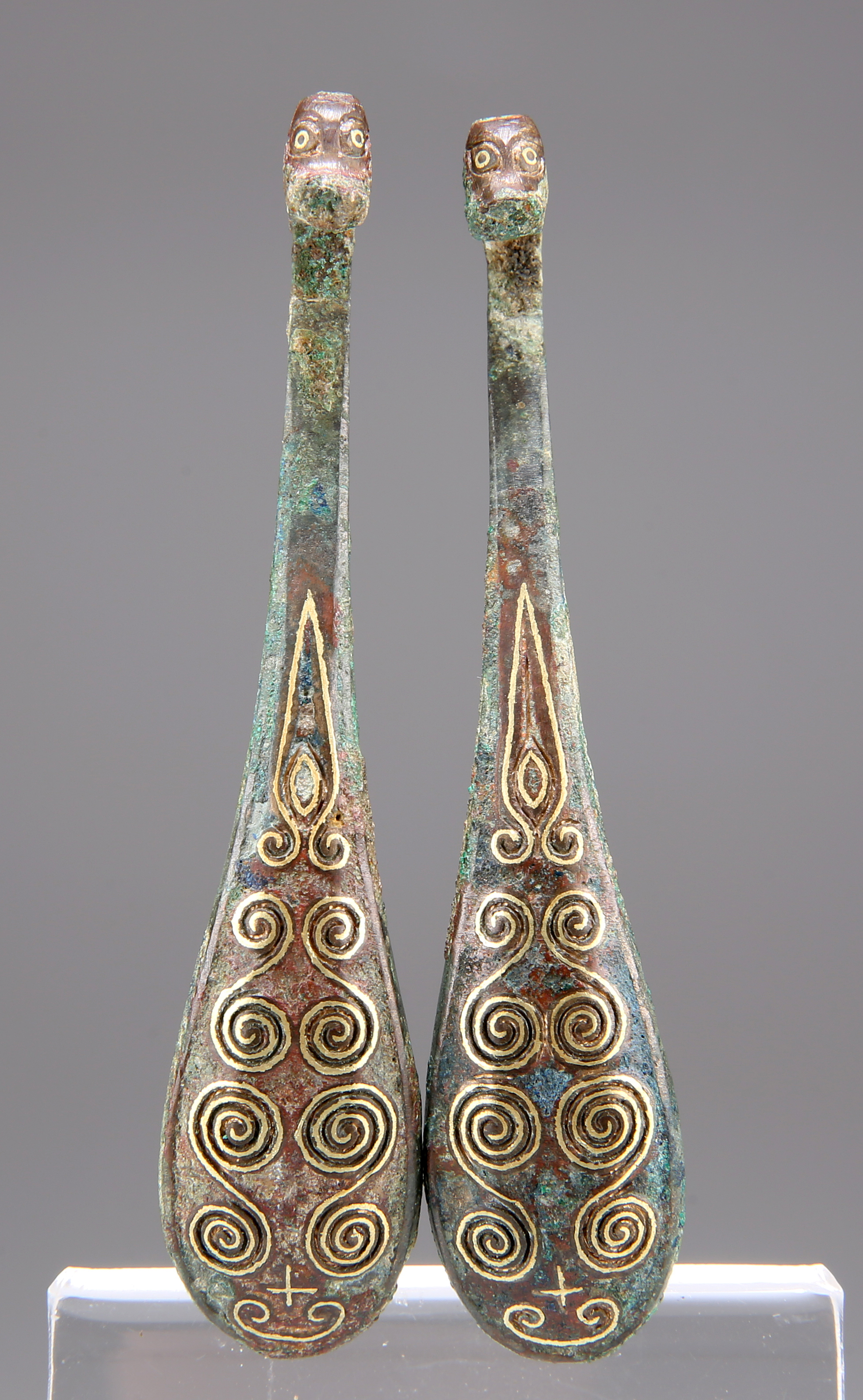 A PAIR OF GOLD DECORATED BRONZE GARMENT HOOKS - Image 7 of 8