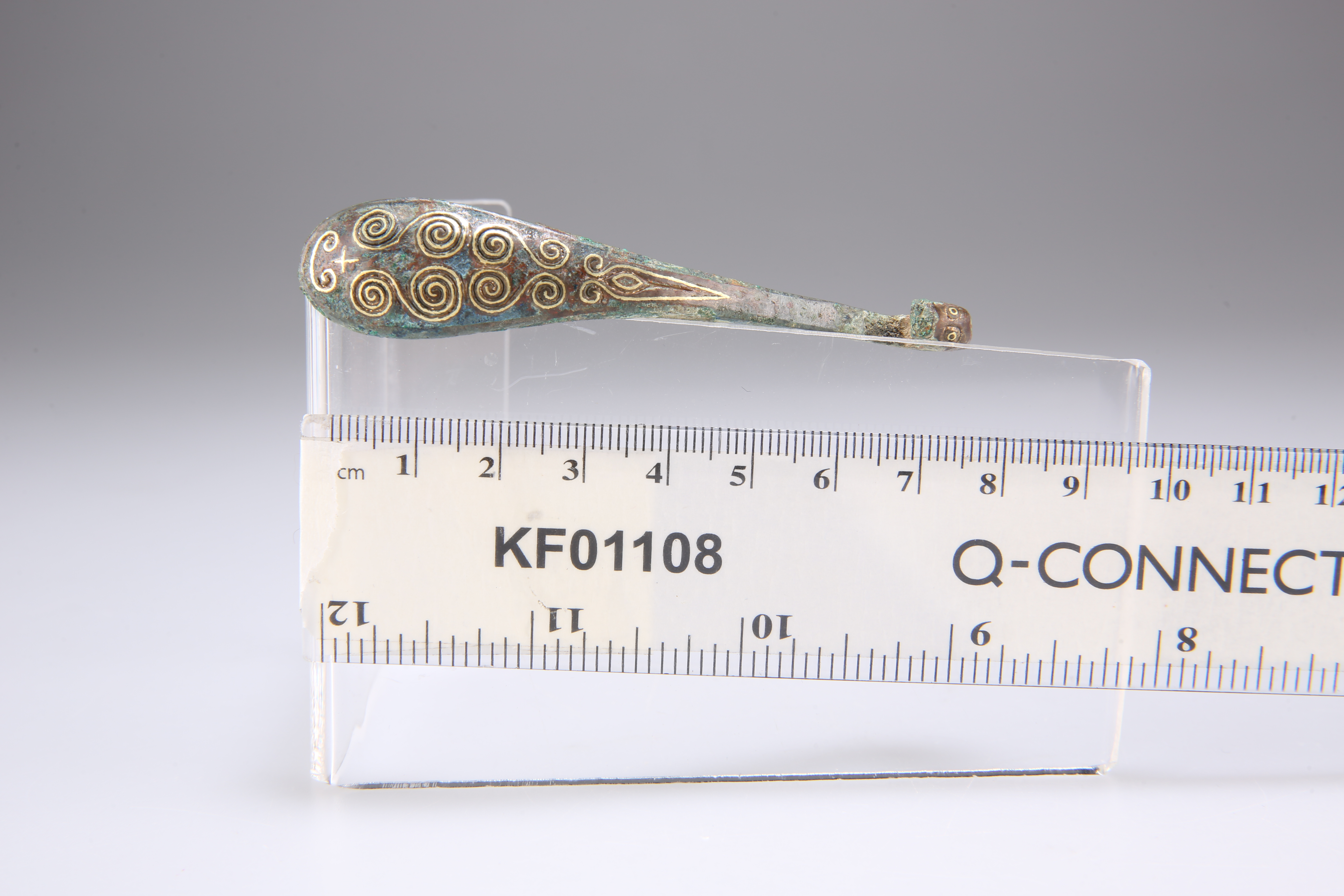 A PAIR OF GOLD DECORATED BRONZE GARMENT HOOKS - Image 8 of 8