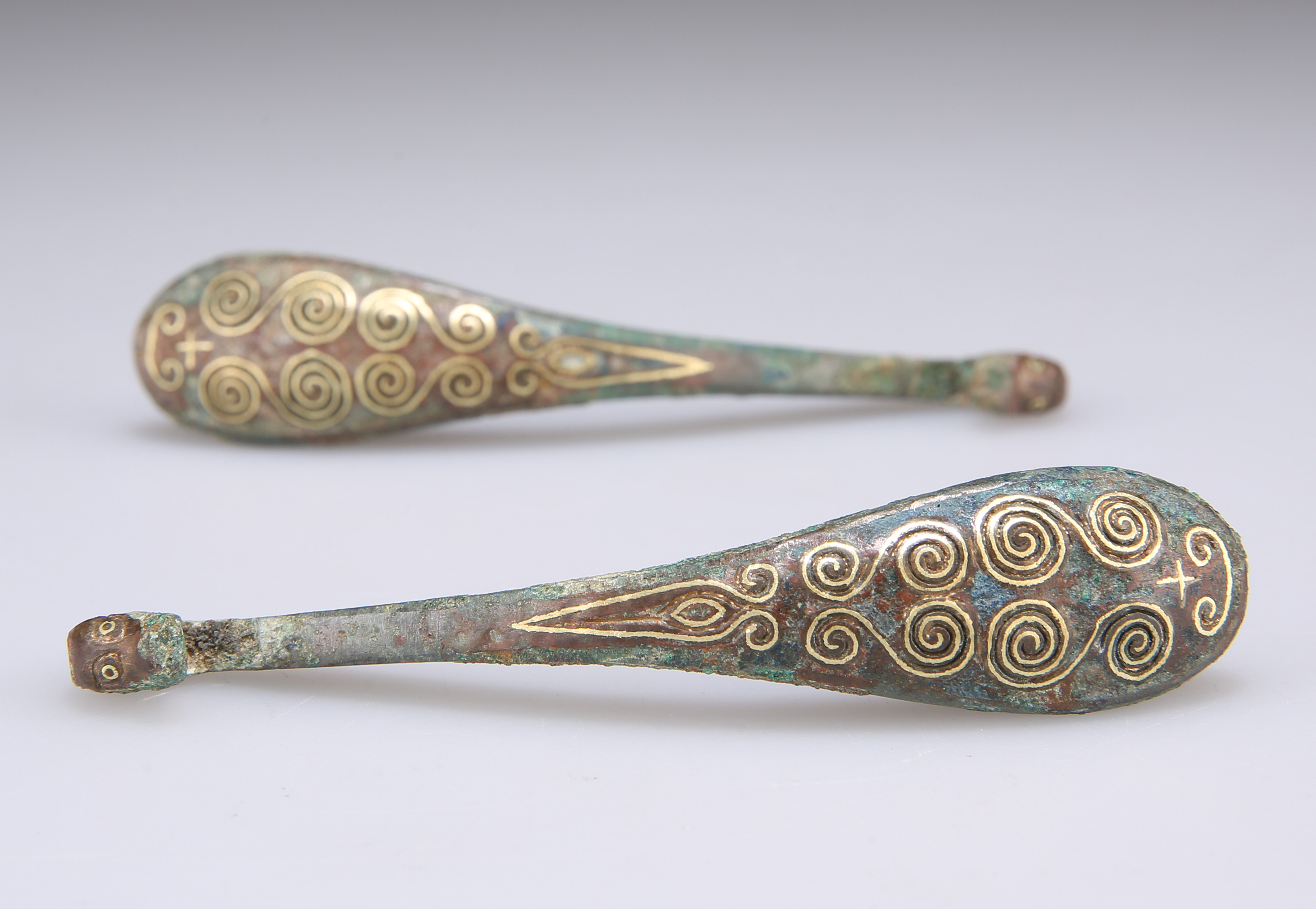 A PAIR OF GOLD DECORATED BRONZE GARMENT HOOKS - Image 2 of 8