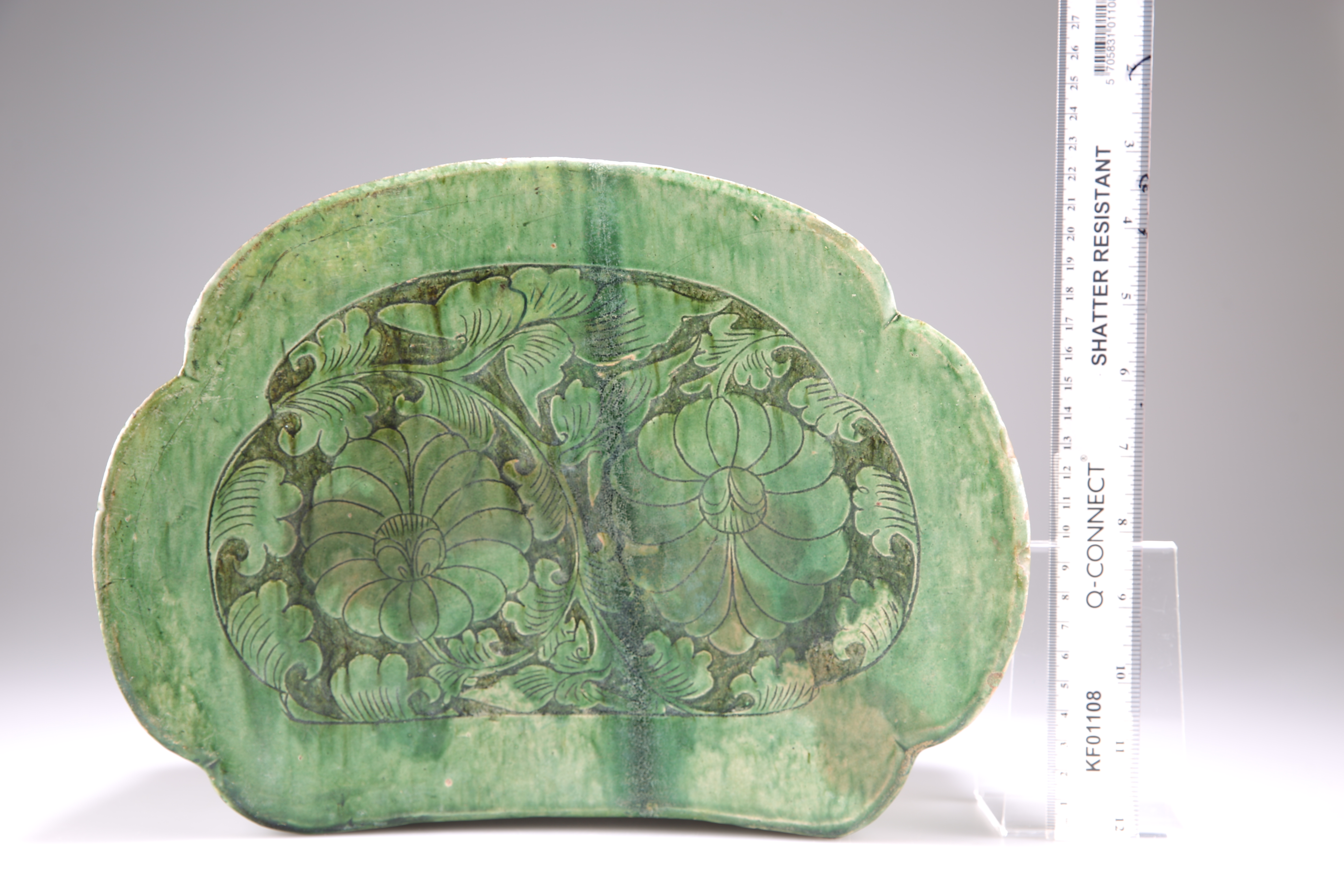 A LARGE 'CIZHOU' GREEN-GLAZED PILLOW, SONG DYNASTY - Image 3 of 10