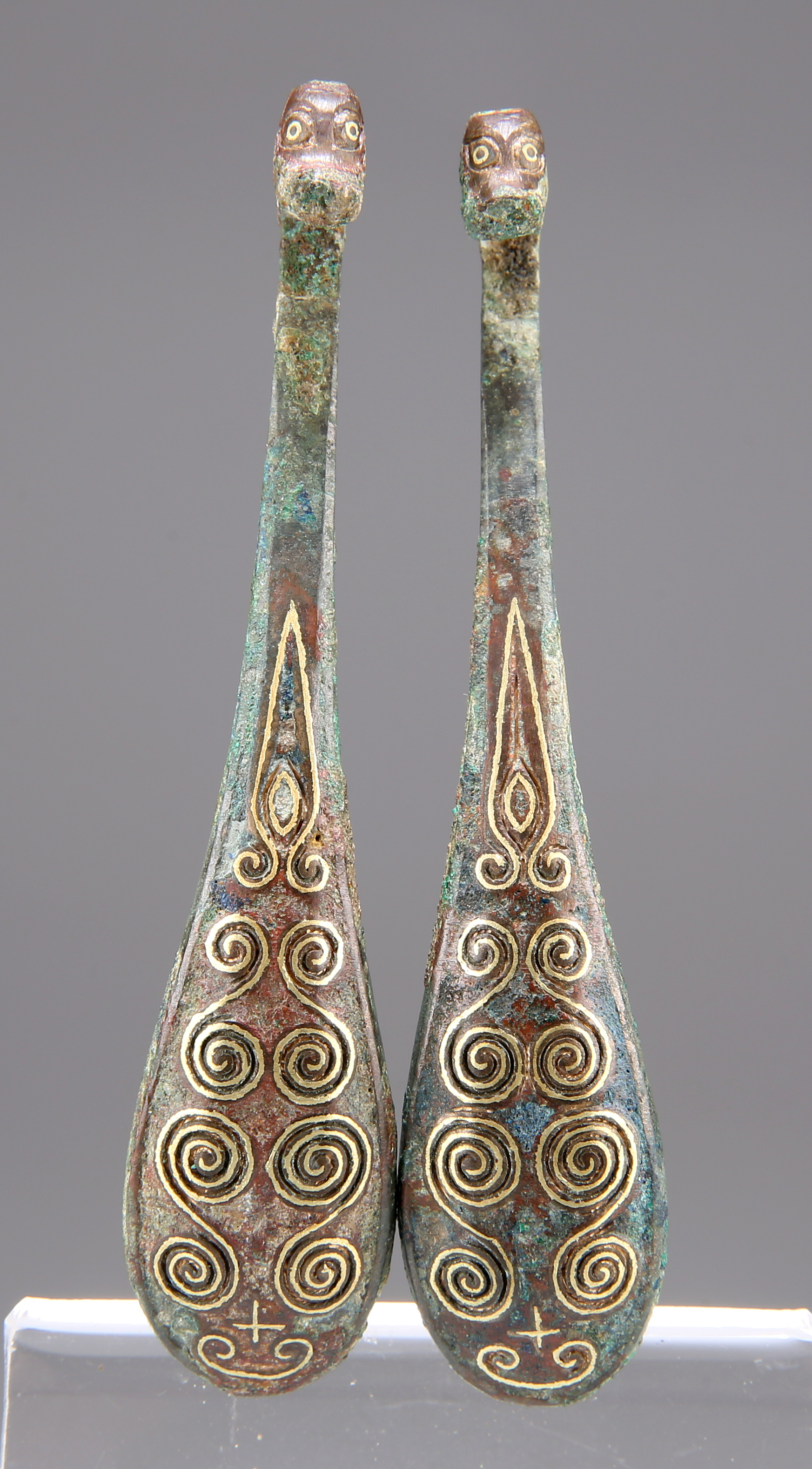 A PAIR OF GOLD DECORATED BRONZE GARMENT HOOKS - Image 6 of 8