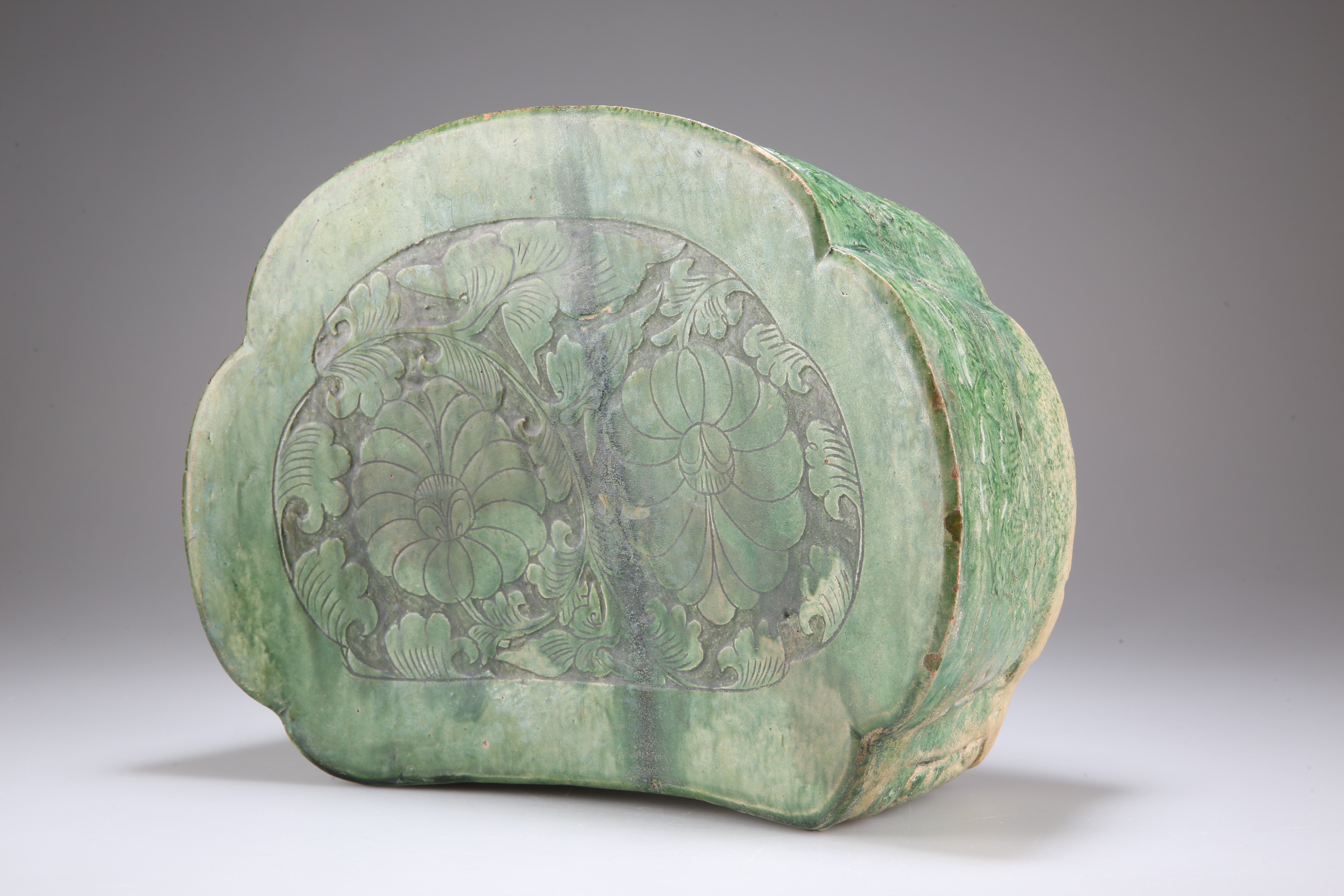 A LARGE 'CIZHOU' GREEN-GLAZED PILLOW, SONG DYNASTY - Image 6 of 10