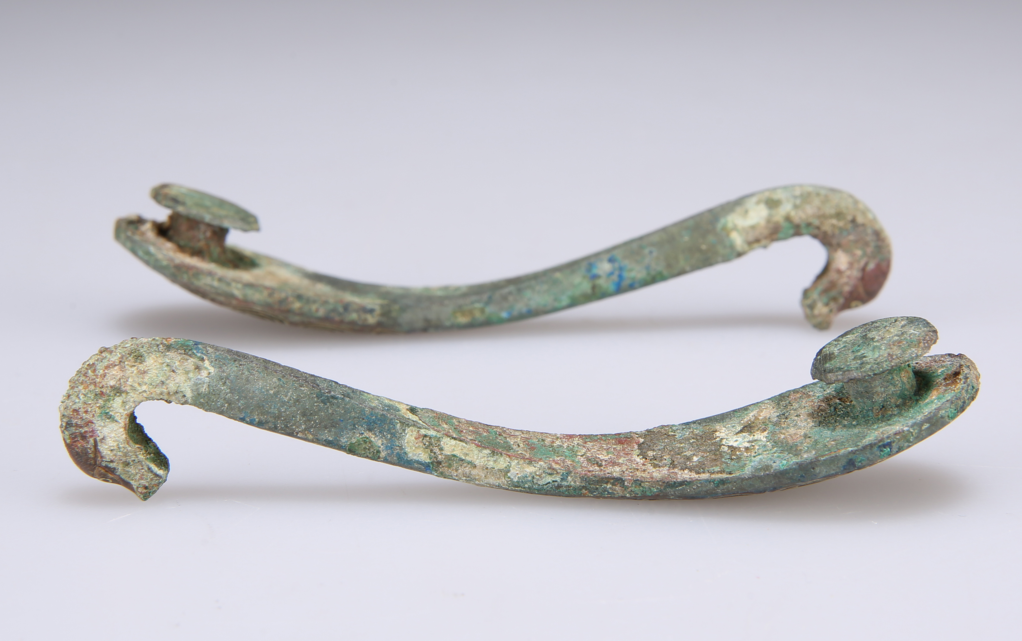 A PAIR OF GOLD DECORATED BRONZE GARMENT HOOKS - Image 3 of 8