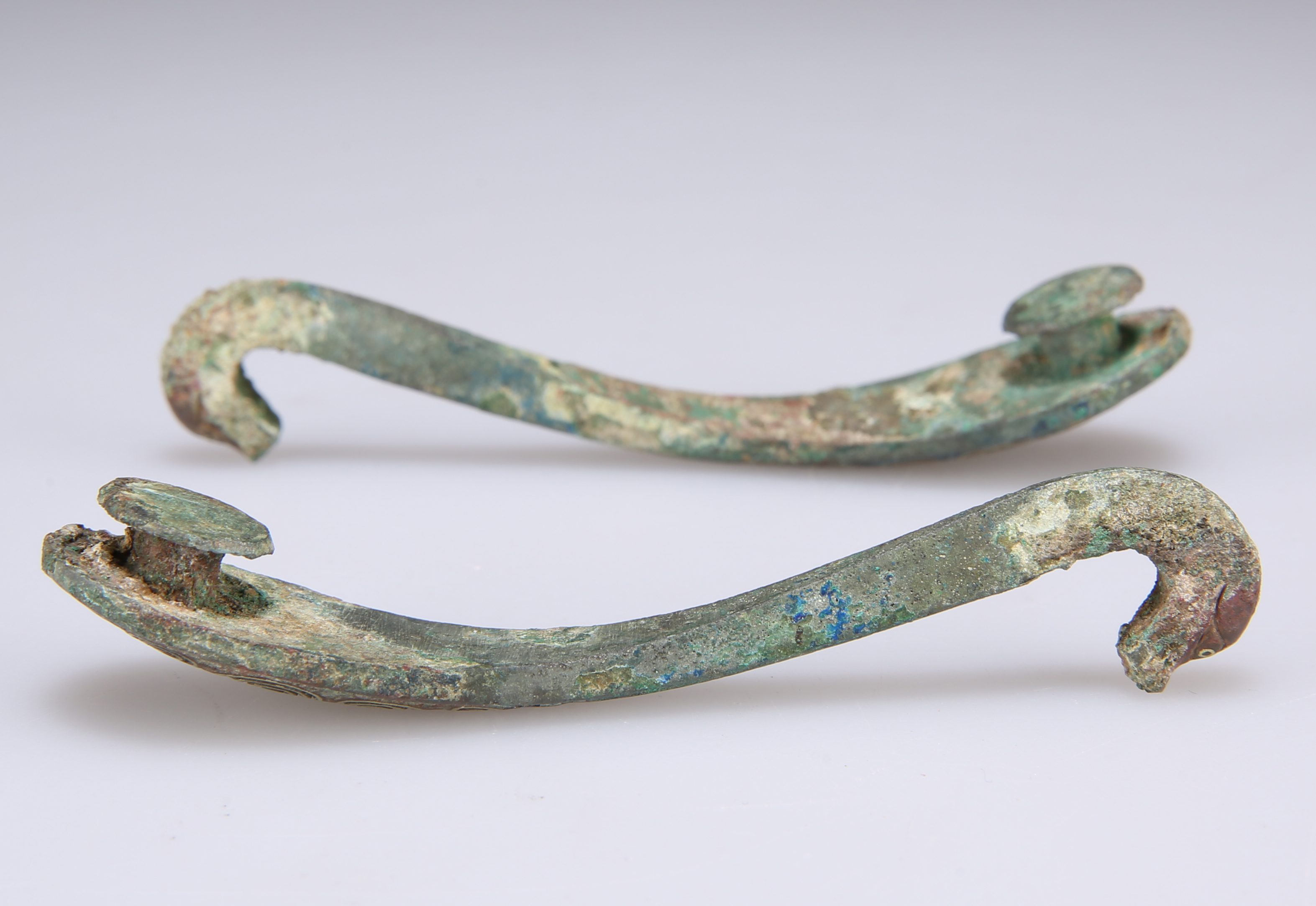 A PAIR OF GOLD DECORATED BRONZE GARMENT HOOKS - Image 4 of 8