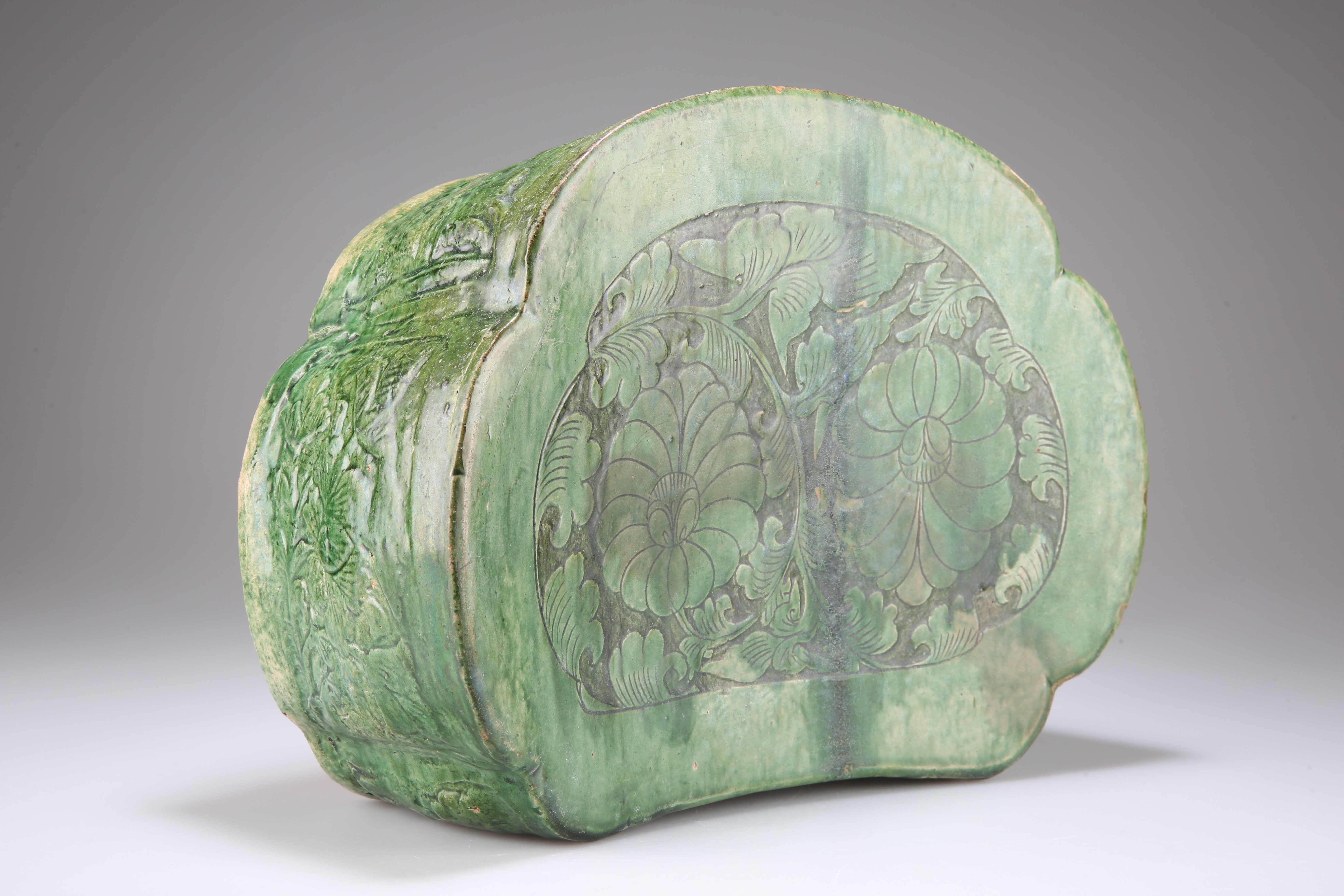 A LARGE 'CIZHOU' GREEN-GLAZED PILLOW, SONG DYNASTY - Image 5 of 10