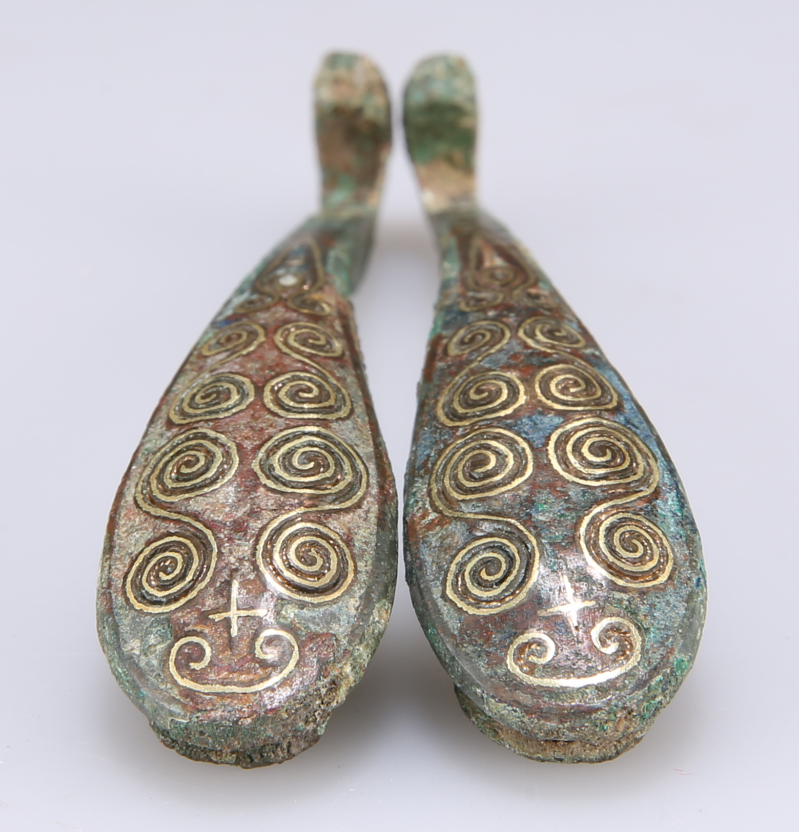 A PAIR OF GOLD DECORATED BRONZE GARMENT HOOKS - Image 5 of 8