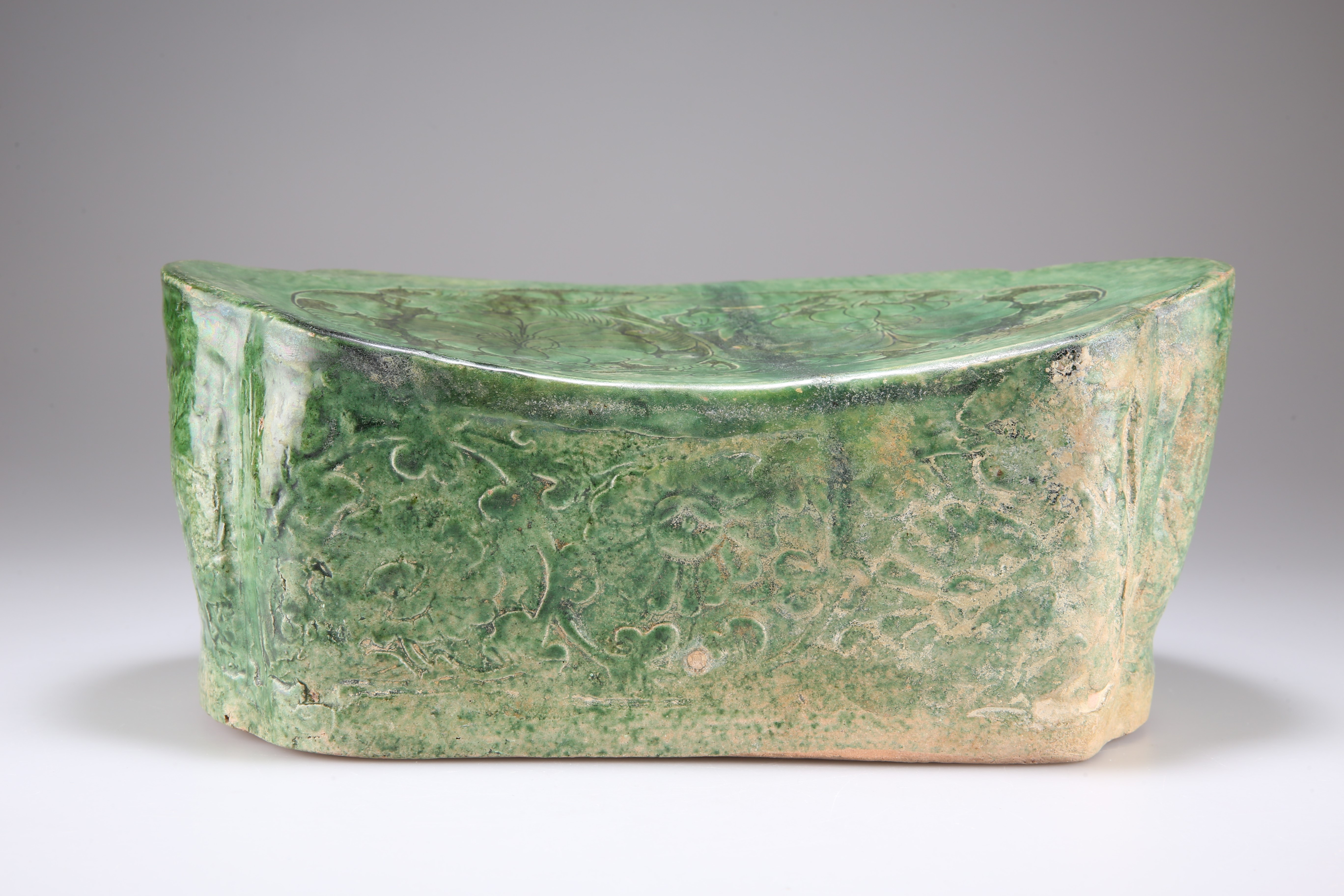 A LARGE 'CIZHOU' GREEN-GLAZED PILLOW, SONG DYNASTY - Image 2 of 10