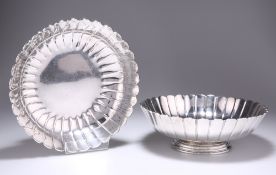 A PAIR OF MODERNIST SILVER BOWLS