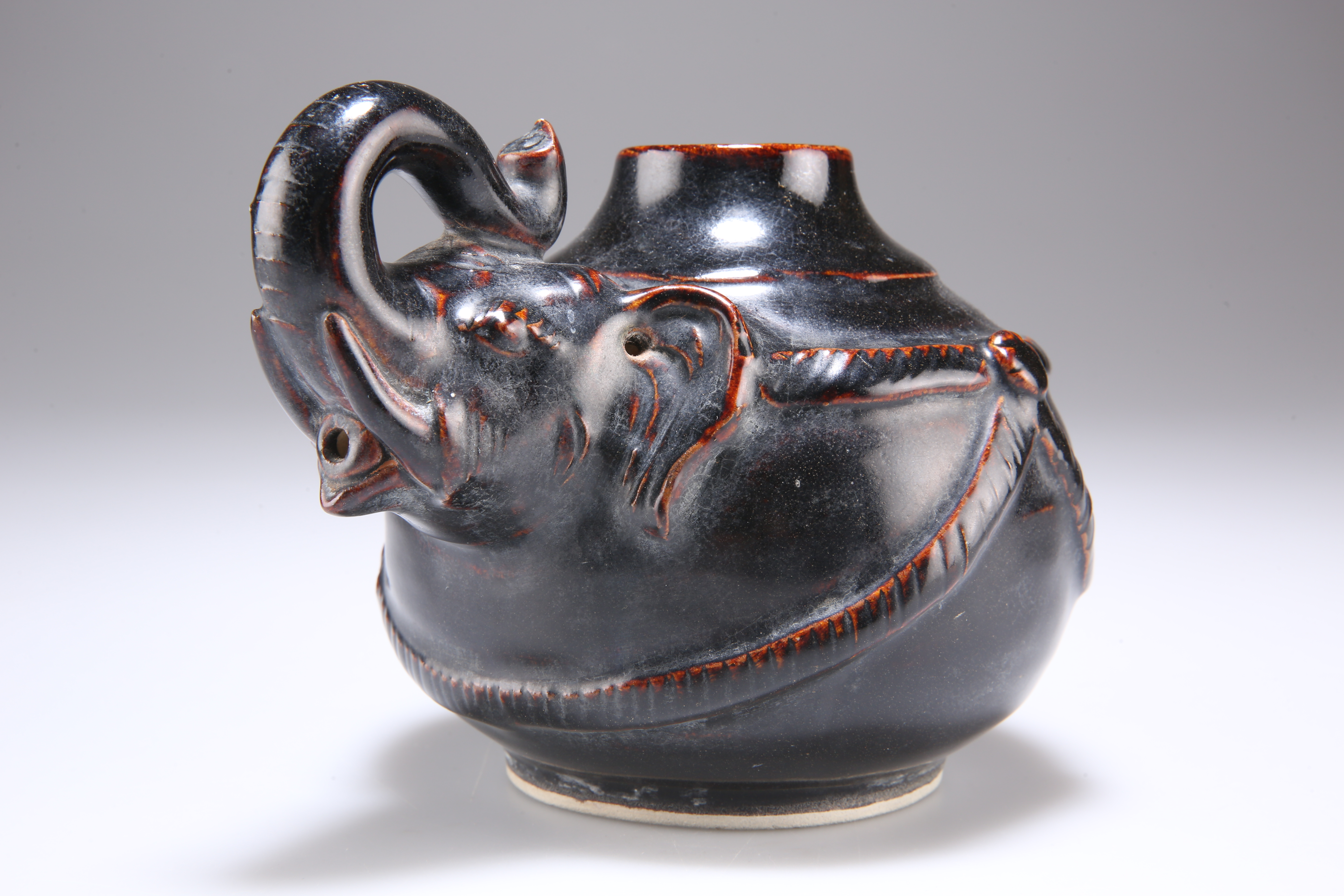 A CHINESE BROWN GLAZED STONEWARE JAR OR WINE POT - Image 2 of 4