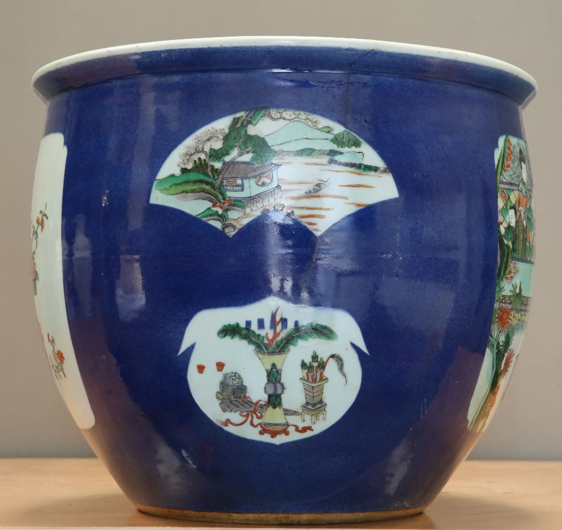 A LARGE CHINESE FAMILLE VERTE PORCELAIN JARDINIERE - Image 4 of 5