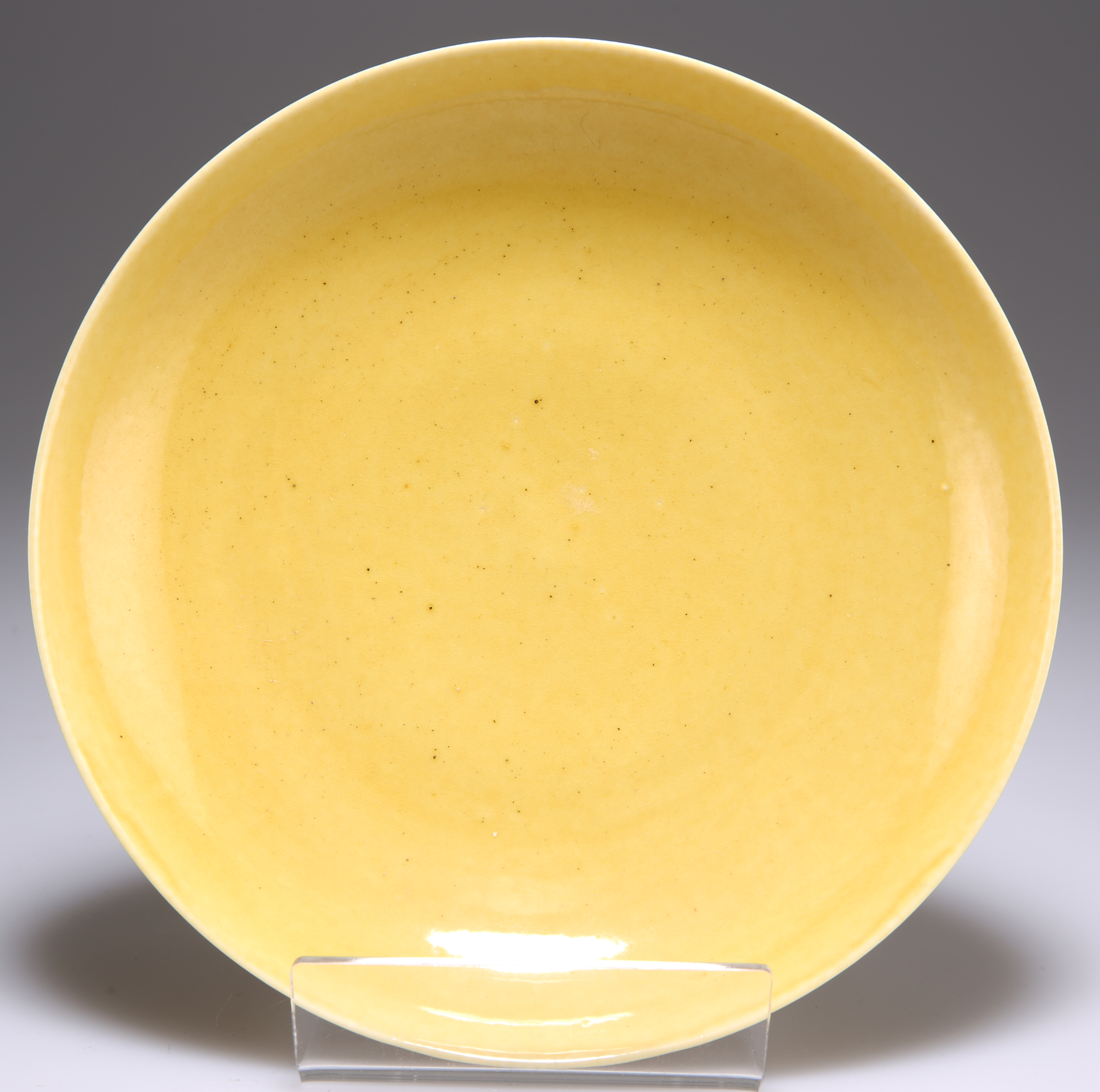 A CHINESE YELLOW-GLAZED PORCELAIN SAUCER DISH - Image 2 of 3