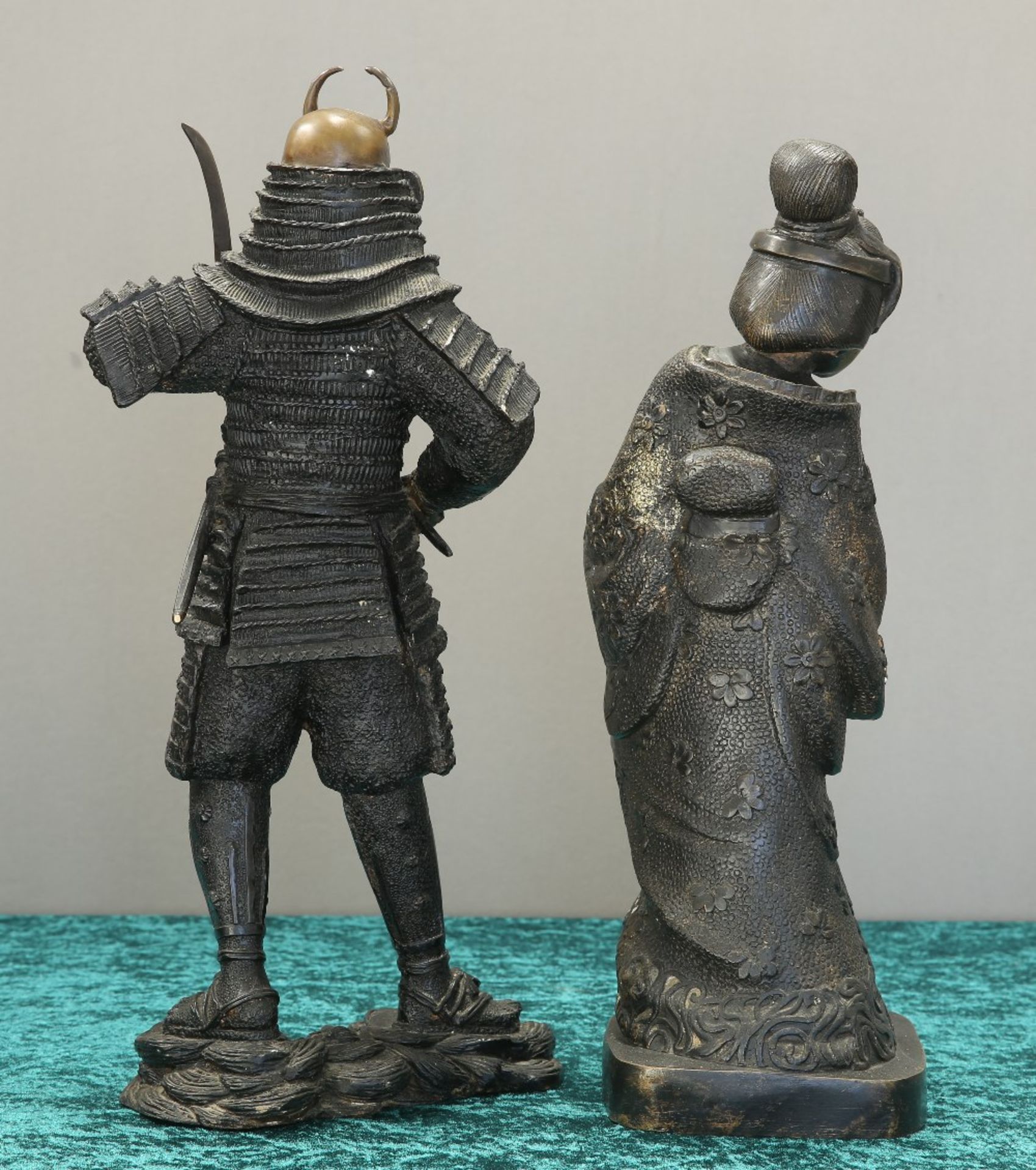 A JAPANESE BRONZE FIGURE OF A SAMURAI - Image 2 of 3