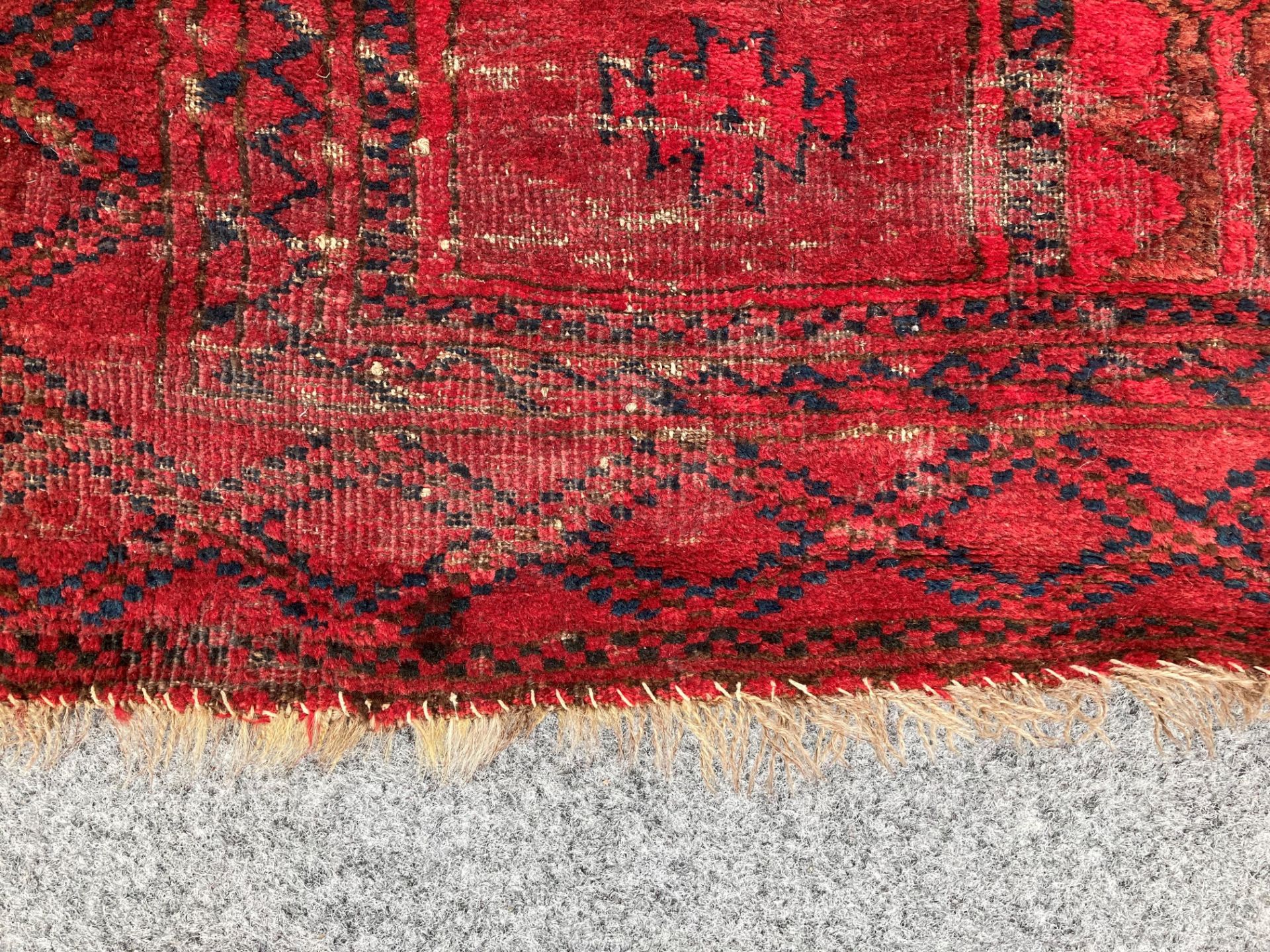 AN AFGHAN RUG - Image 5 of 6