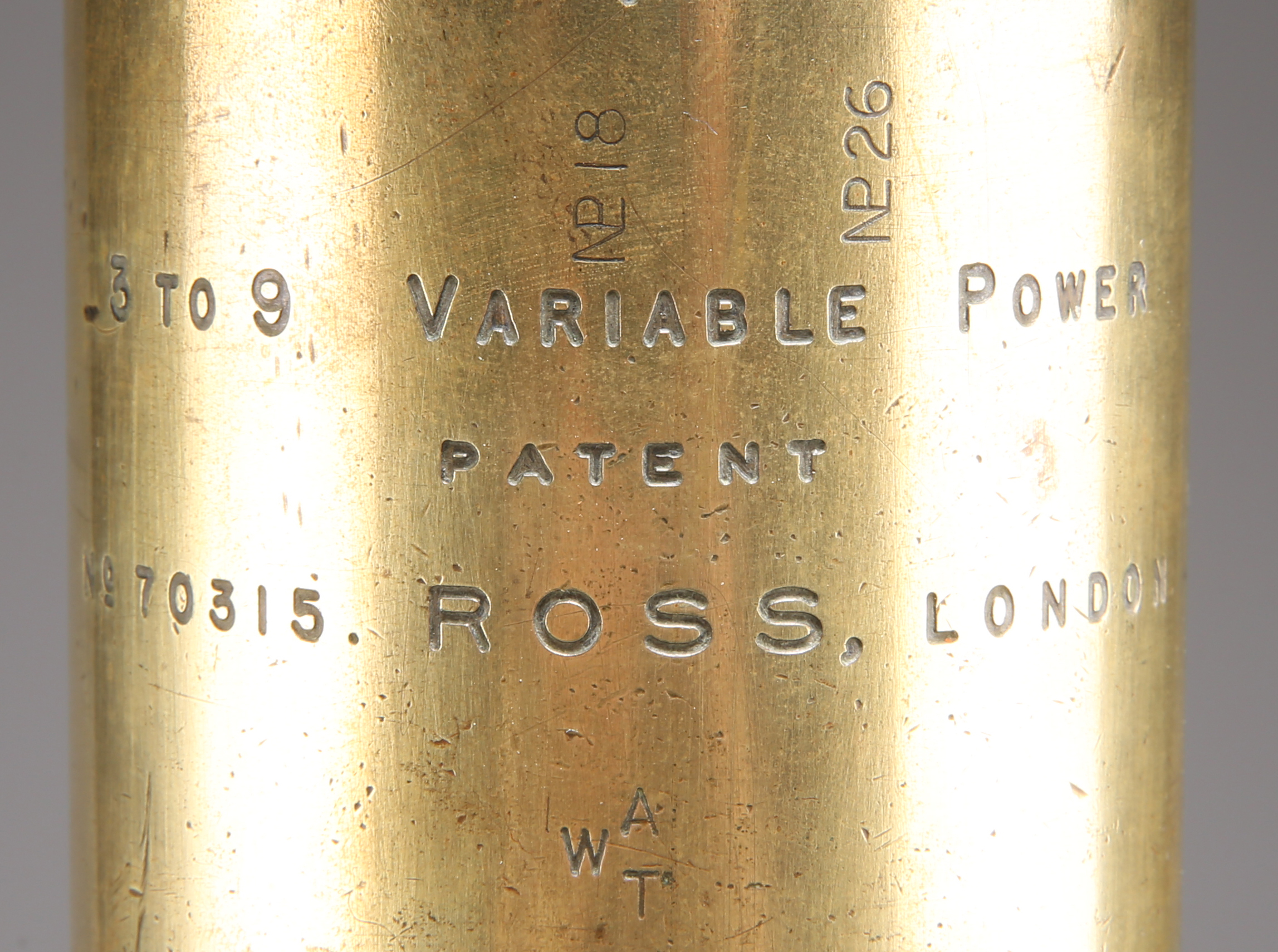 EARLY 20TH CENTURY ROSS, LONDON VARIABLE POWER 3 TO 9 VARIABLE POWER BRASS AND BLACK JAPANNED GUNSIG - Image 4 of 4