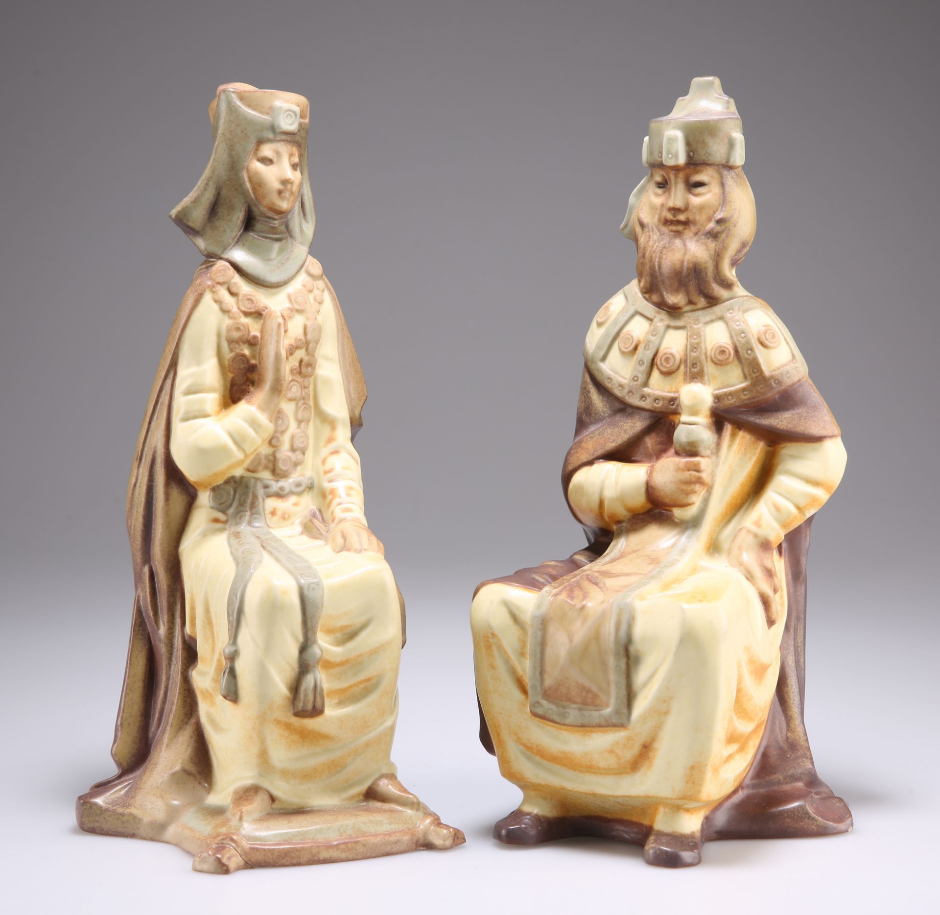 A PAIR OF LLADRO KING AND QUEEN FIGURES