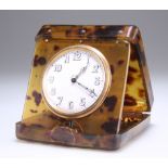 AN EARLY 20TH CENTURY TORTOISESHELL 8-DAYS TRAVELLING CLOCK