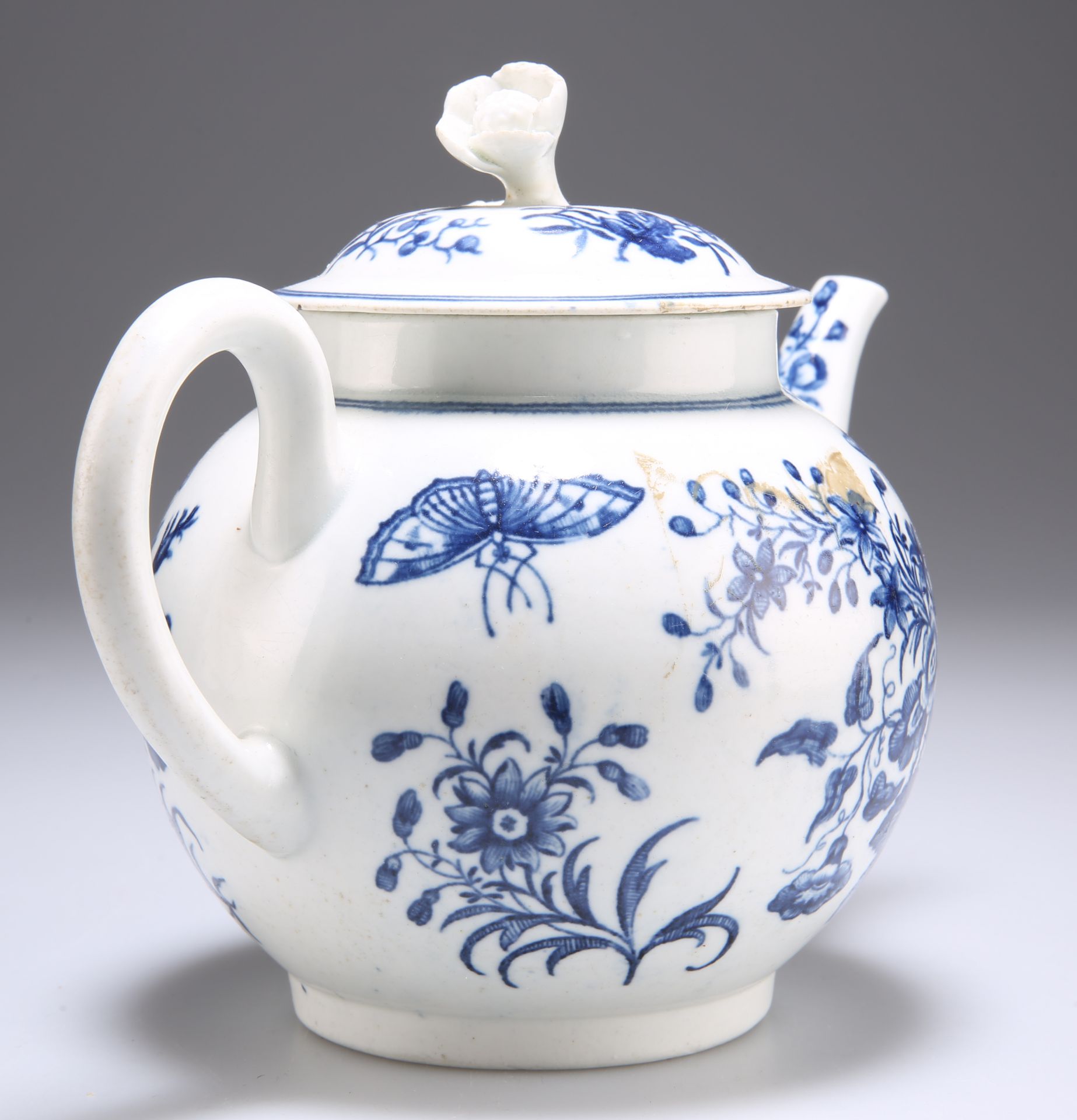 A WORCESTER BLUE AND WHITE PORCELAIN TEAPOT, CIRCA 1770 - Image 3 of 3