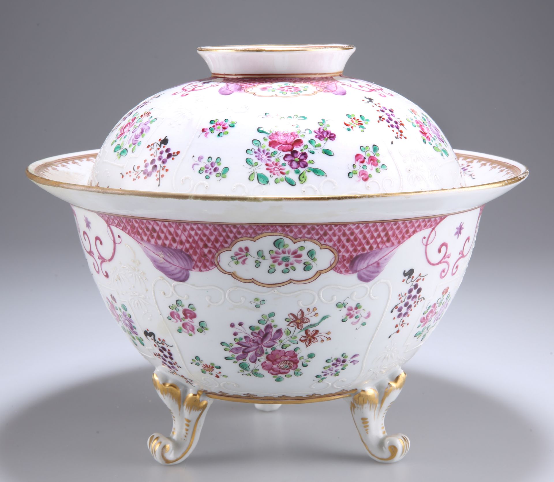A SAMSON PORCELAIN BOWL AND COVER IN CHINESE EXPORT STYLE - Image 2 of 3
