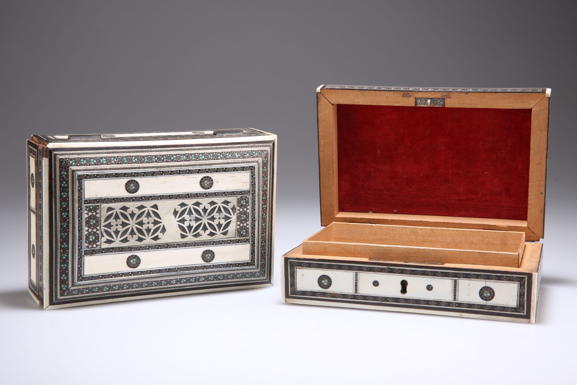 A NEAR PAIR OF VIZAGAPATAM IVORY, EBONY AND SADELI WOOD BOXES - Bild 2 aus 3