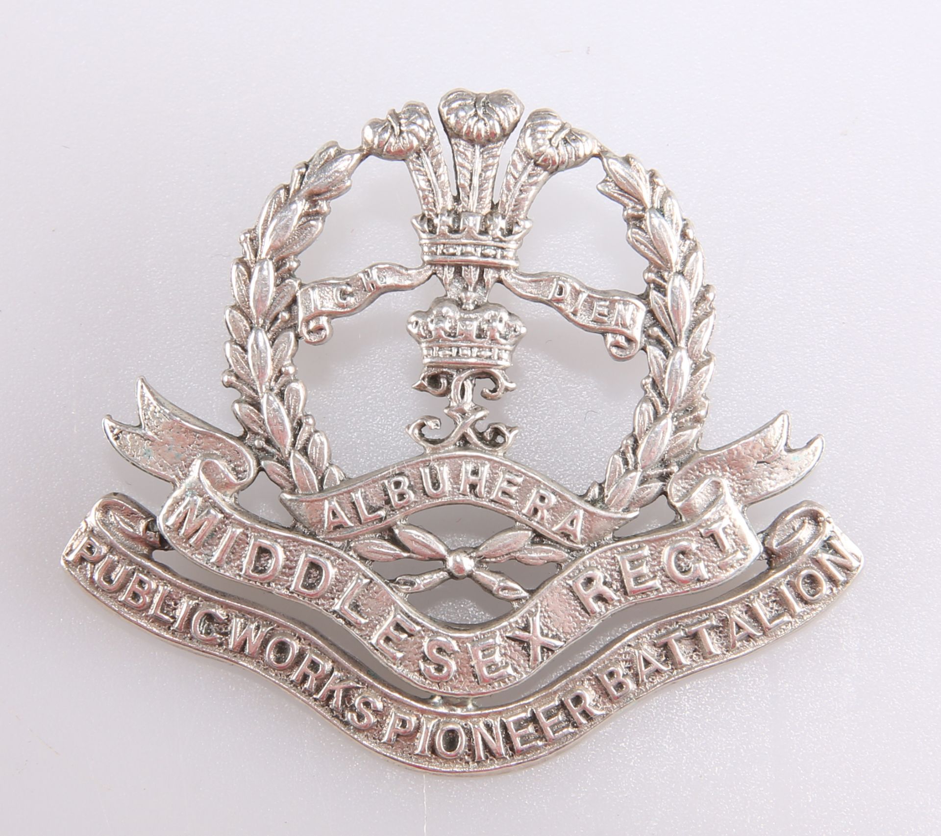 A VERY RARE WWI CAST SILVER OFFICERS' PATTERN CAP BADGE