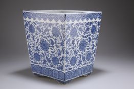 A MING-STYLE CHINESE BLUE AND WHITE PORCELAIN PLANTER