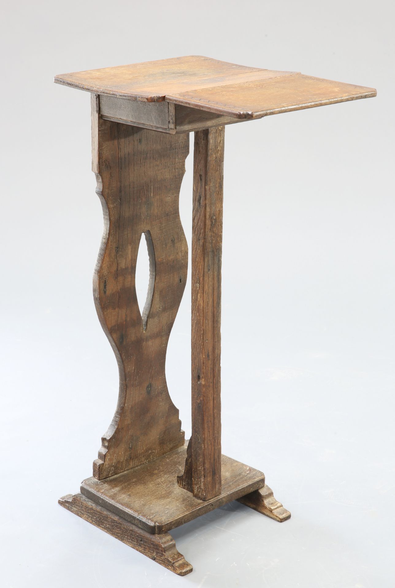 AN UNUSUAL CARVED OAK STAND - Bild 2 aus 3