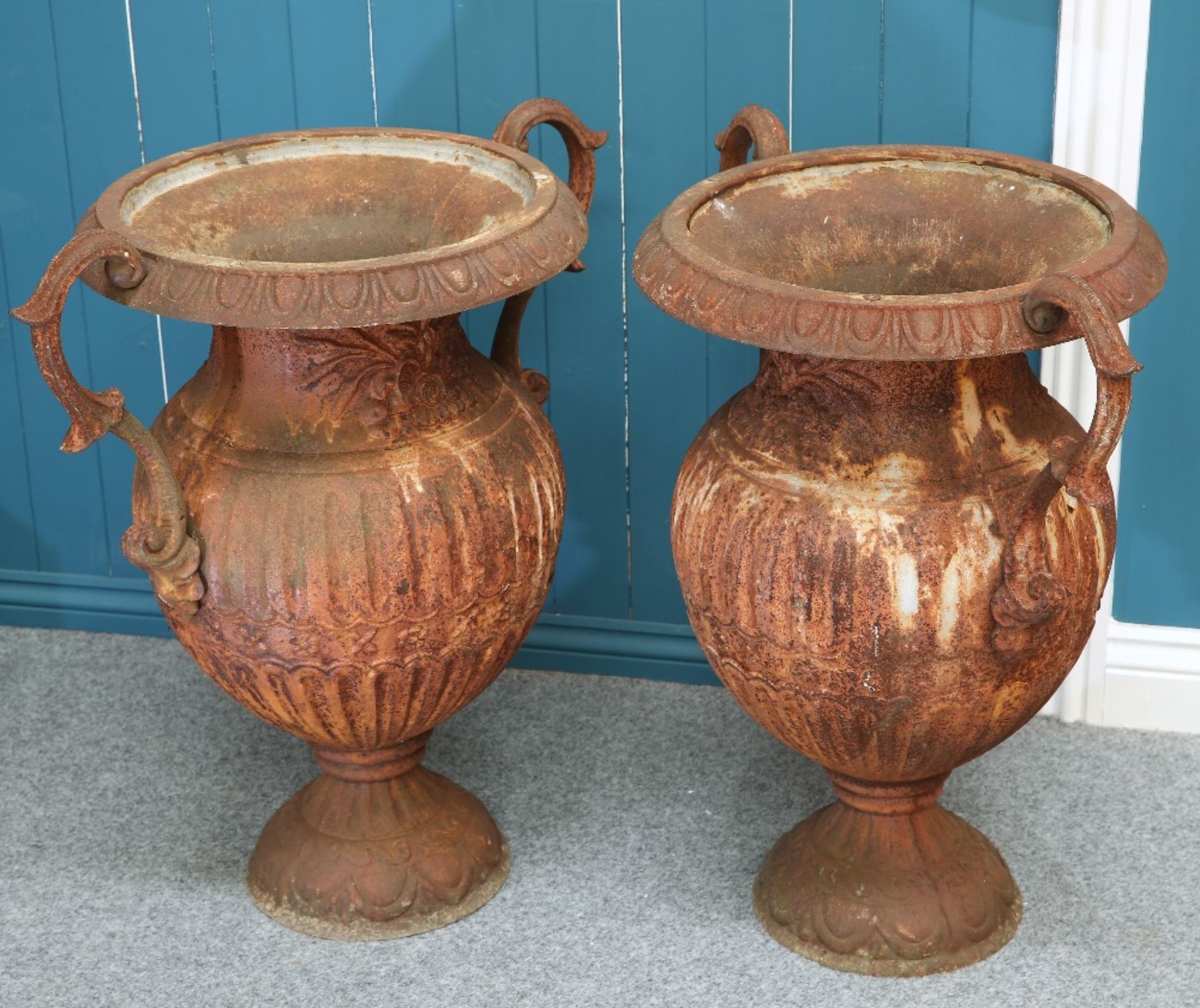 A LARGE PAIR OF CAST IRON TWO-HANDLED URNS - Bild 2 aus 4