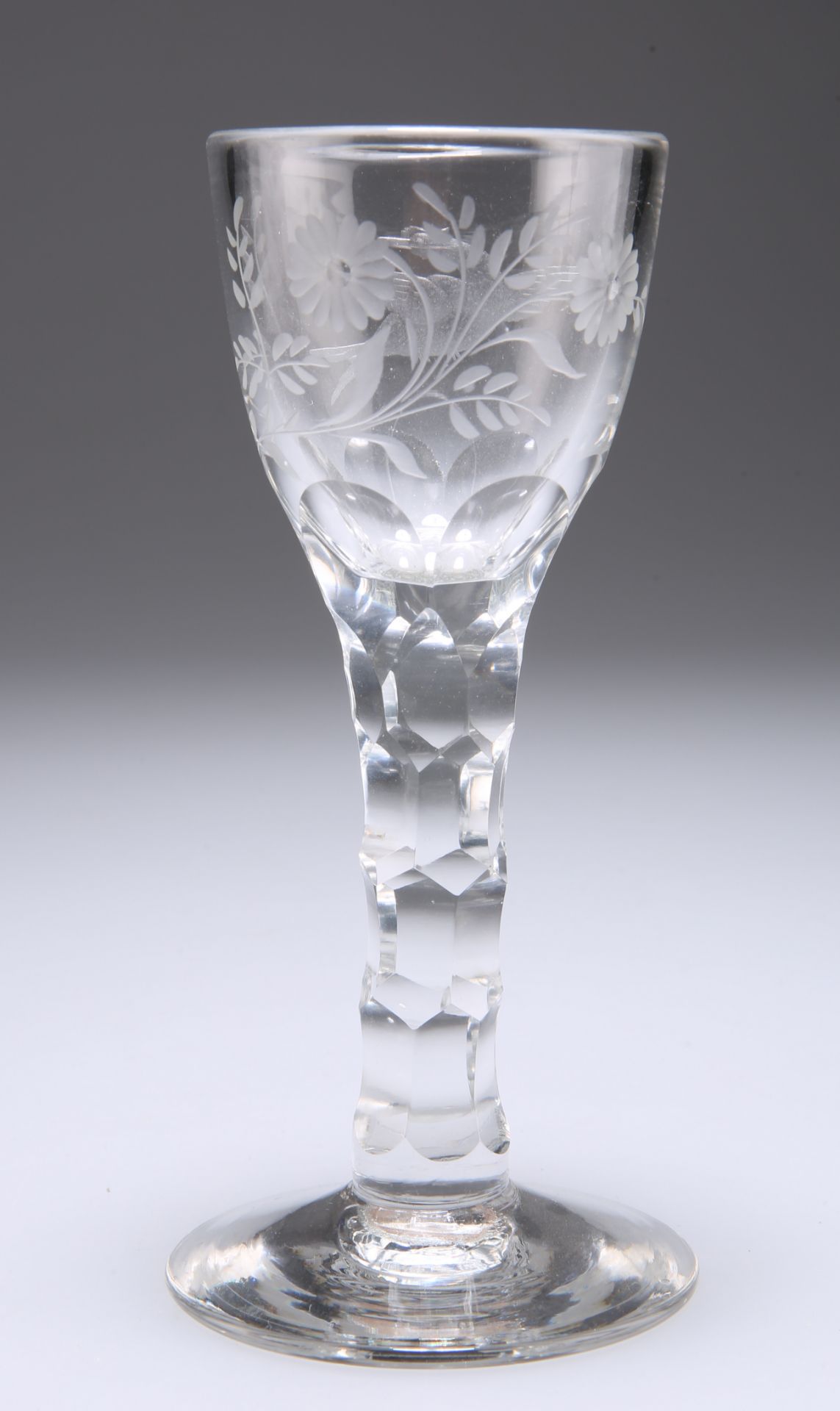 AN 18TH CENTURY FACET-STEM WINE GLASS - Bild 2 aus 2