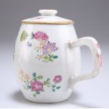 AN 18TH CENTURY CHINESE FAMILLE ROSE PORCELAIN TANKARD AND COVER