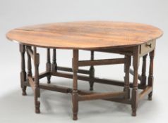 A LARGE 18TH CENTURY OAK GATELEG TABLE