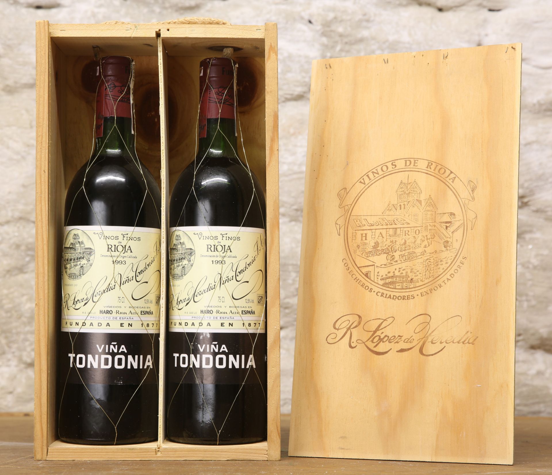 2 BOTTLES IN ORIGINAL WOODEN PRESENTATION BOX LOPEZ DE HEREDIA TONDONIA RIOJA RESERVA 1993