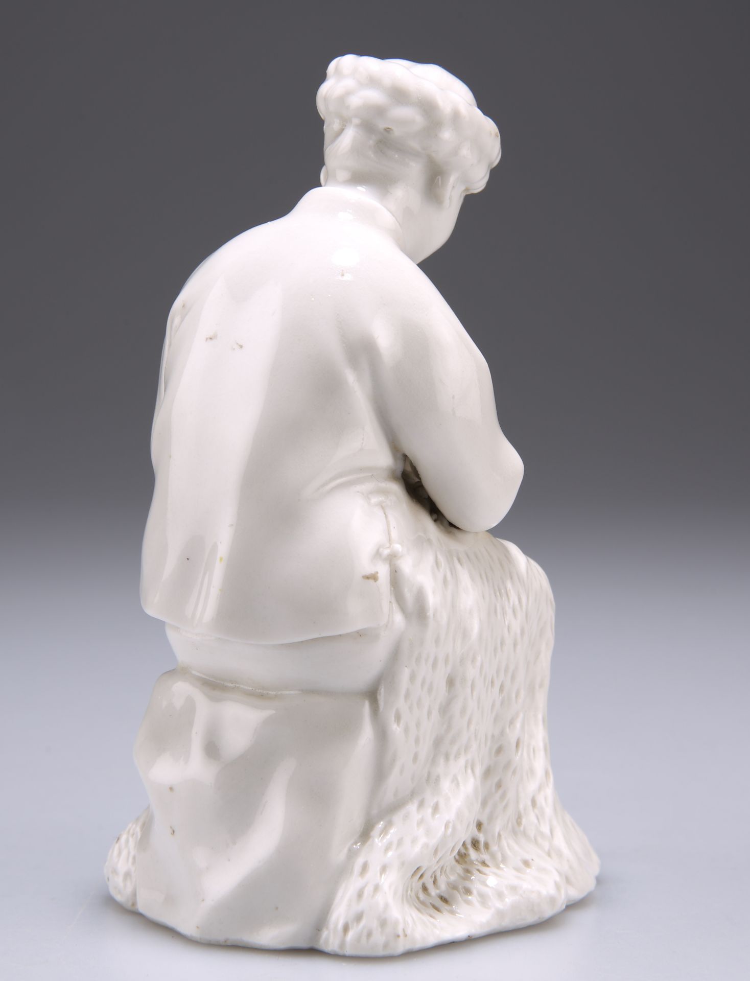 A BLANC DE CHINE FIGURE OF A SEATED WOMEN REPAIRING A FISHING NET - Image 3 of 4