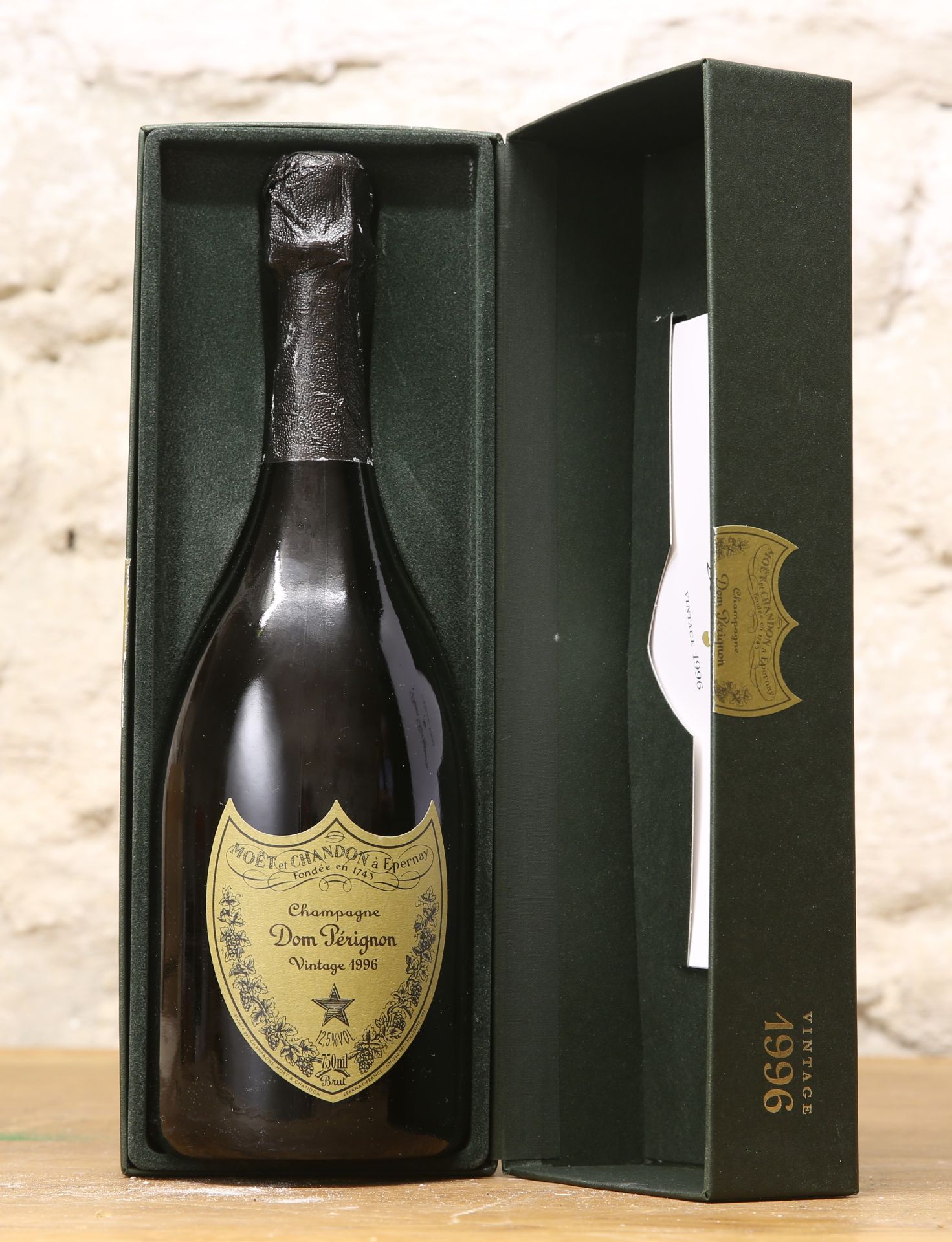 1 BOTTLE CHAMPAGNE ‘DOM PERIGNON’ VINTAGE 1996 IN GIFT PRESENTATION BOX WITH BOOKLET