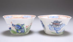 A PAIR OF 18TH CENTURY CHINESE PORCELAIN TEA BOWLS