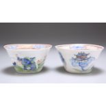 A PAIR OF 18TH CENTURY CHINESE PORCELAIN TEA BOWLS