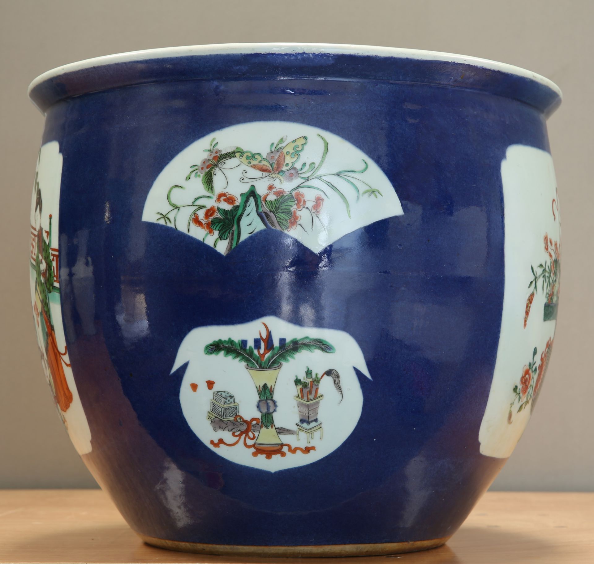 A LARGE CHINESE FAMILLE VERTE PORCELAIN JARDINIERE - Image 2 of 5