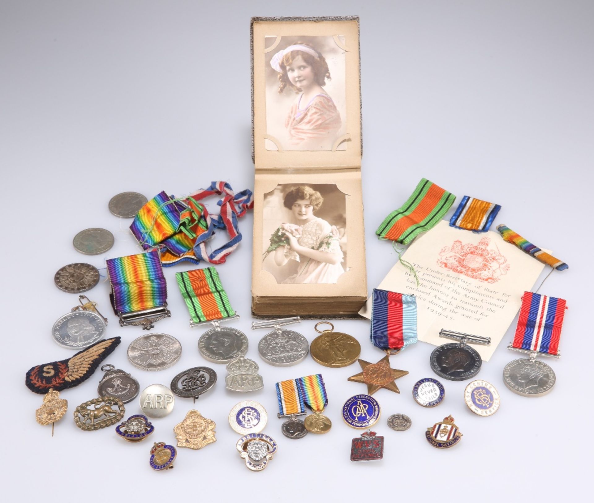 A COLLECTION OF WWI AND WWII MEDALS