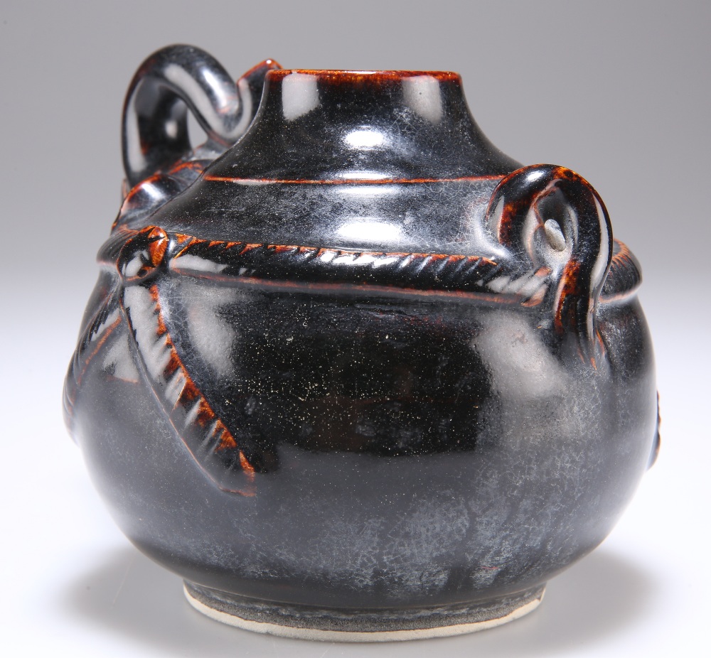 A CHINESE BROWN GLAZED STONEWARE JAR OR WINE POT - Image 3 of 4