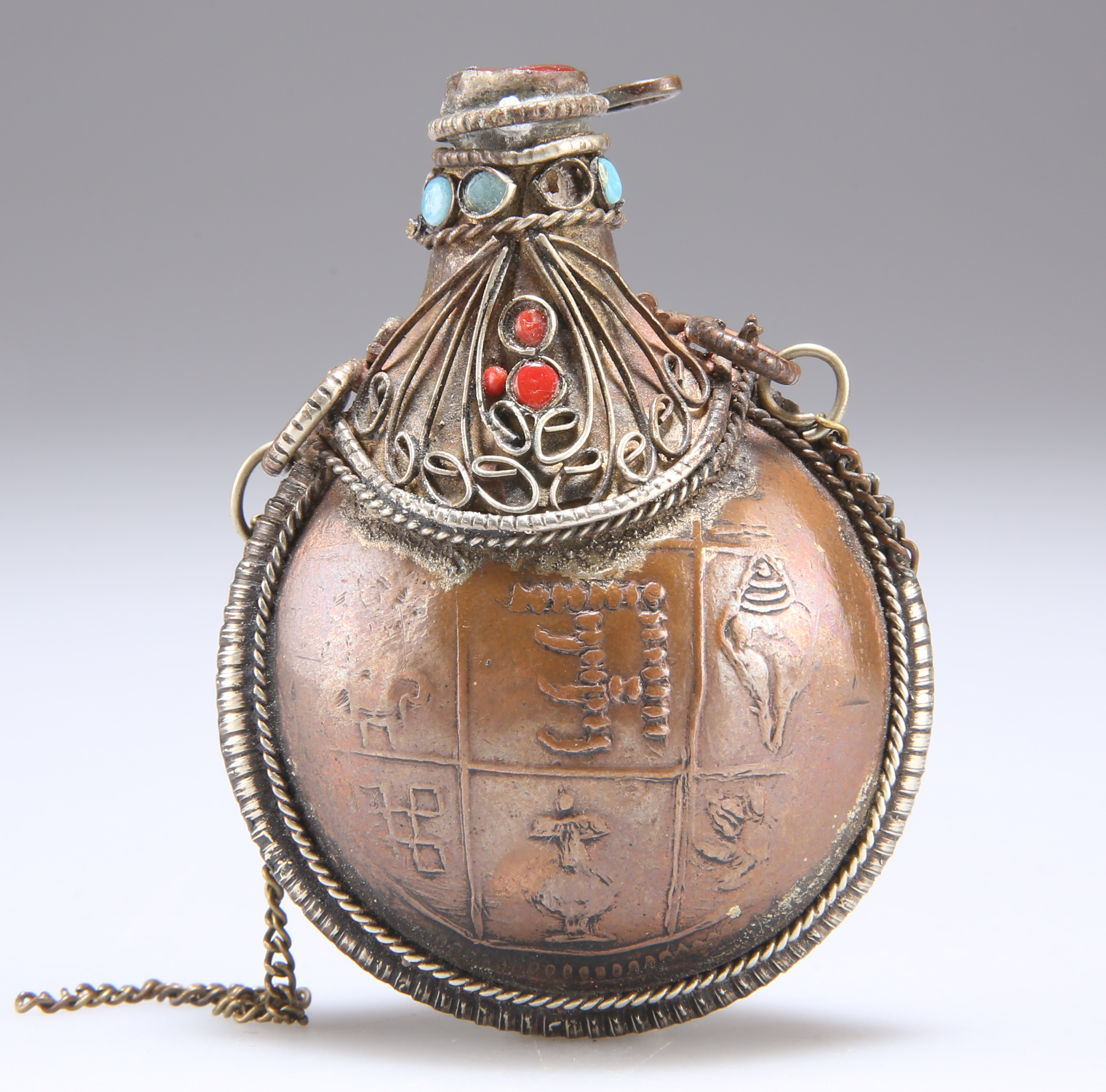 A TIBETAN COPPER AND WHITE METAL SNUFF BOTTLE - Image 2 of 2