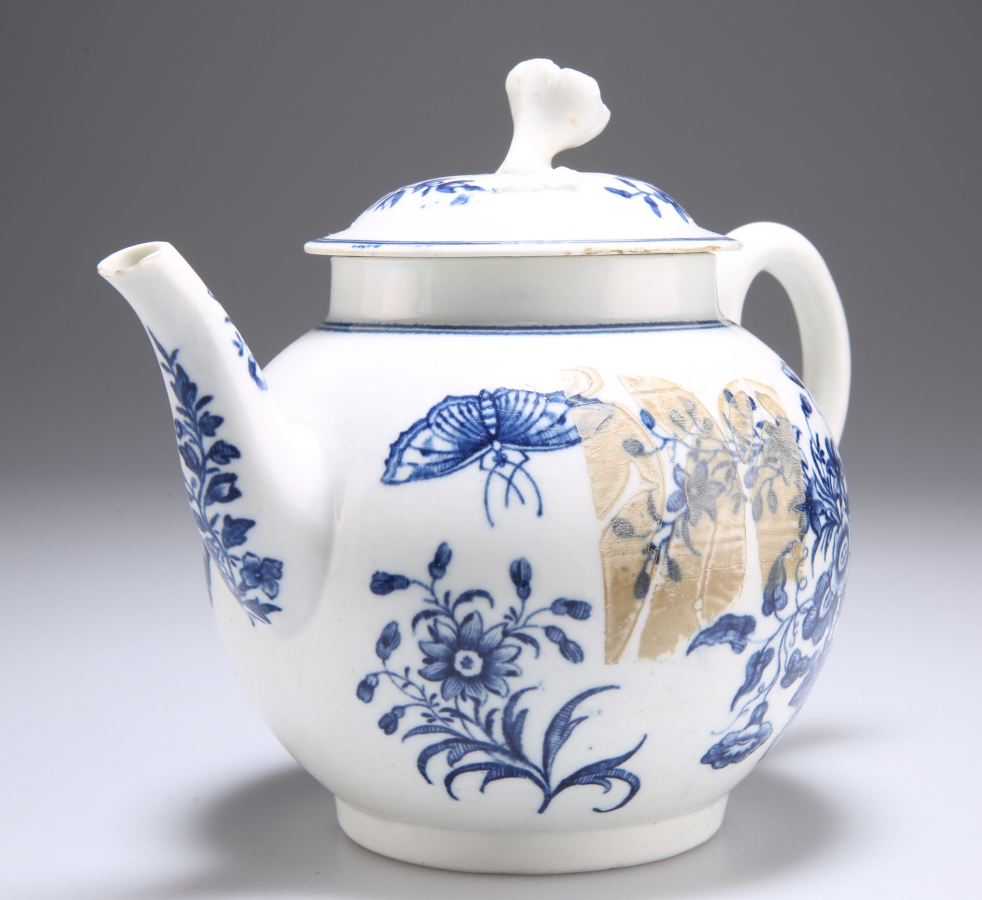 A WORCESTER BLUE AND WHITE PORCELAIN TEAPOT, CIRCA 1770 - Image 2 of 3