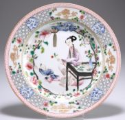 A CHINESE FAMILLE ROSE PORCELAIN PLATE