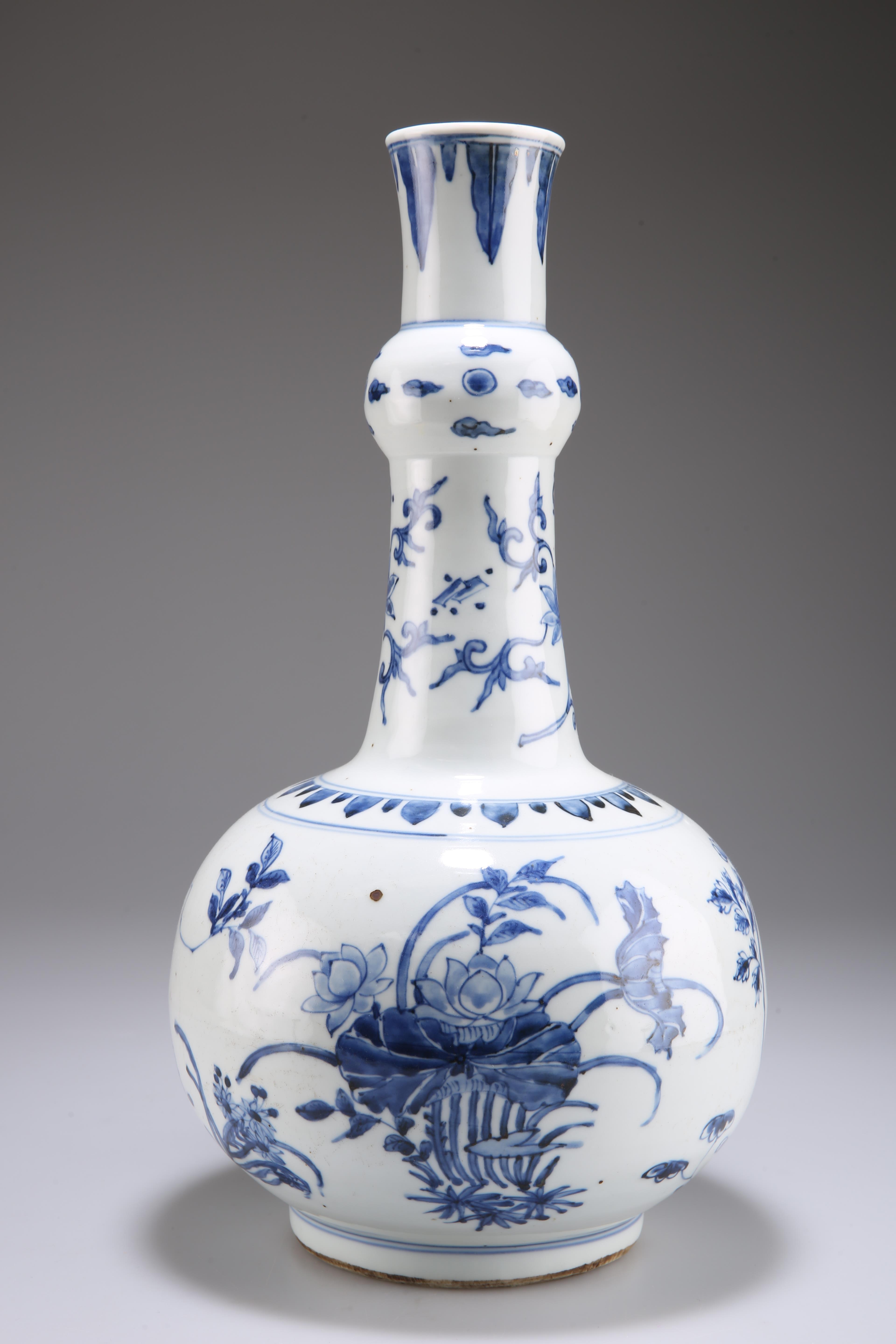 A CHINESE BLUE AND WHITE GOURD VASE - Image 2 of 4