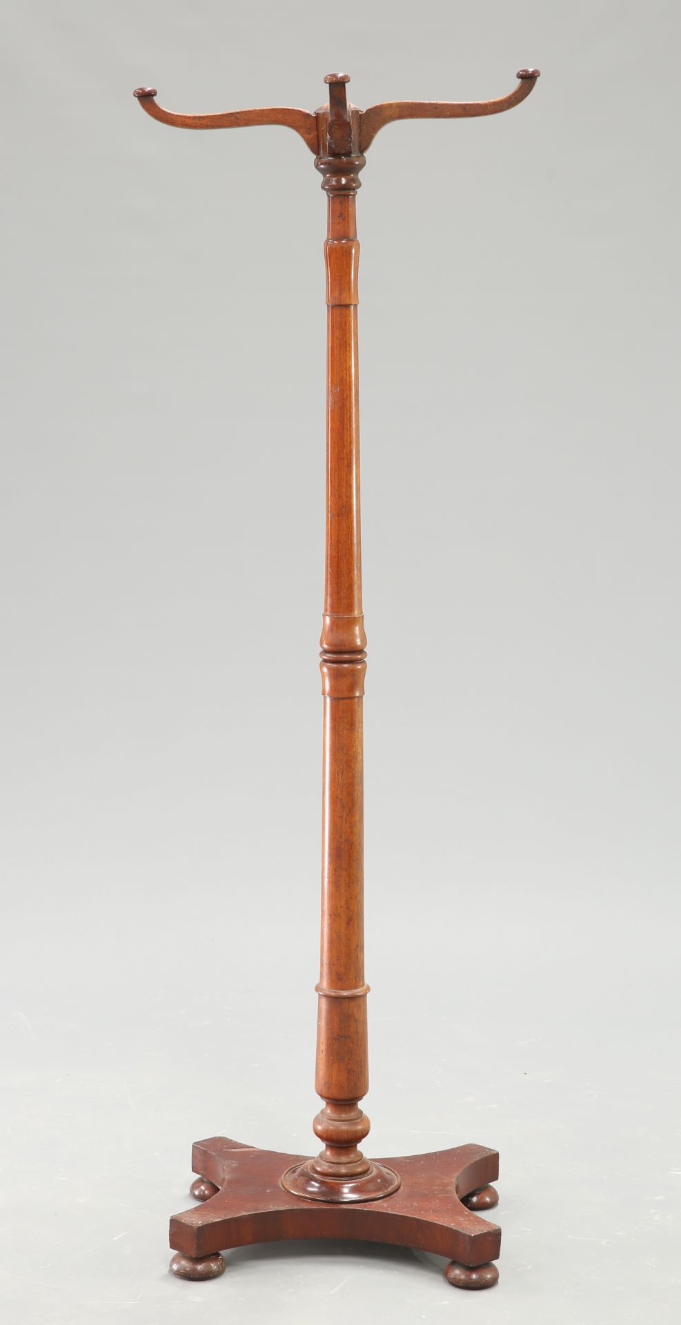 A VICTORIAN MAHOGANY BARRISTERS GOWN STAND