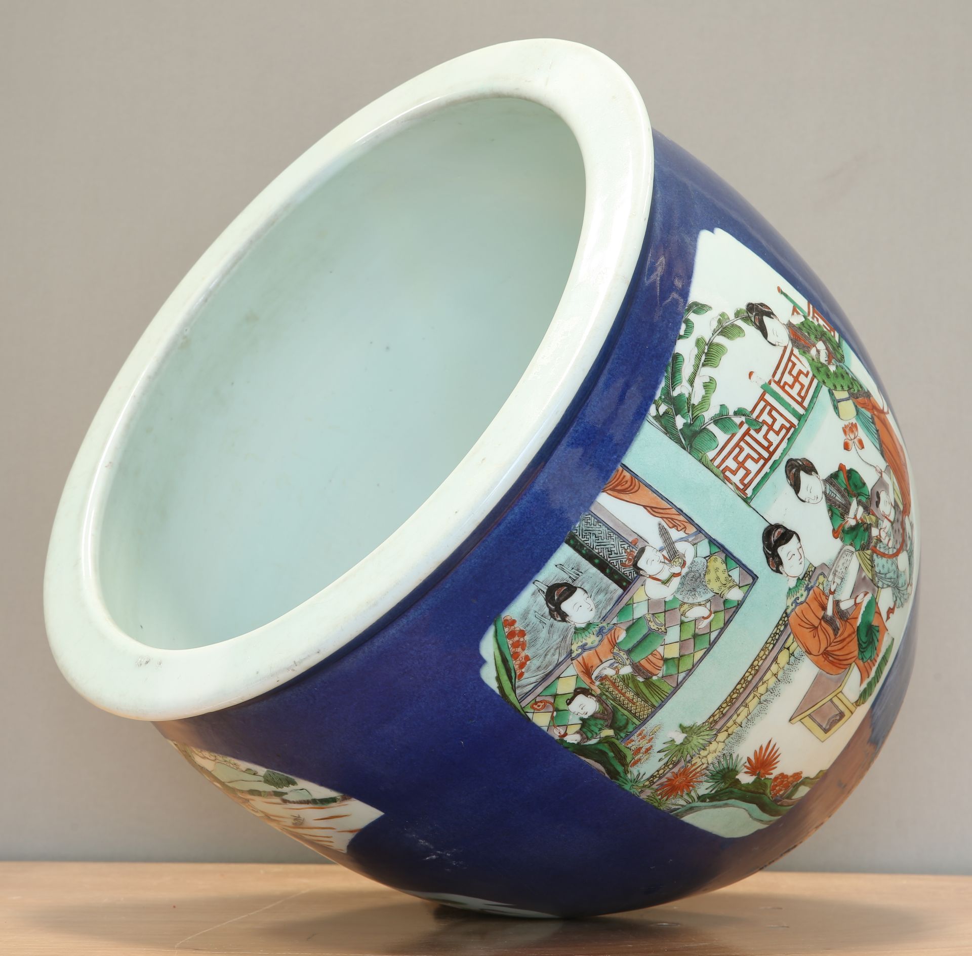 A LARGE CHINESE FAMILLE VERTE PORCELAIN JARDINIERE - Image 5 of 5