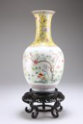 A CHINESE FAMILLE ROSE PORCELAIN VASE