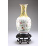 A CHINESE FAMILLE ROSE PORCELAIN VASE