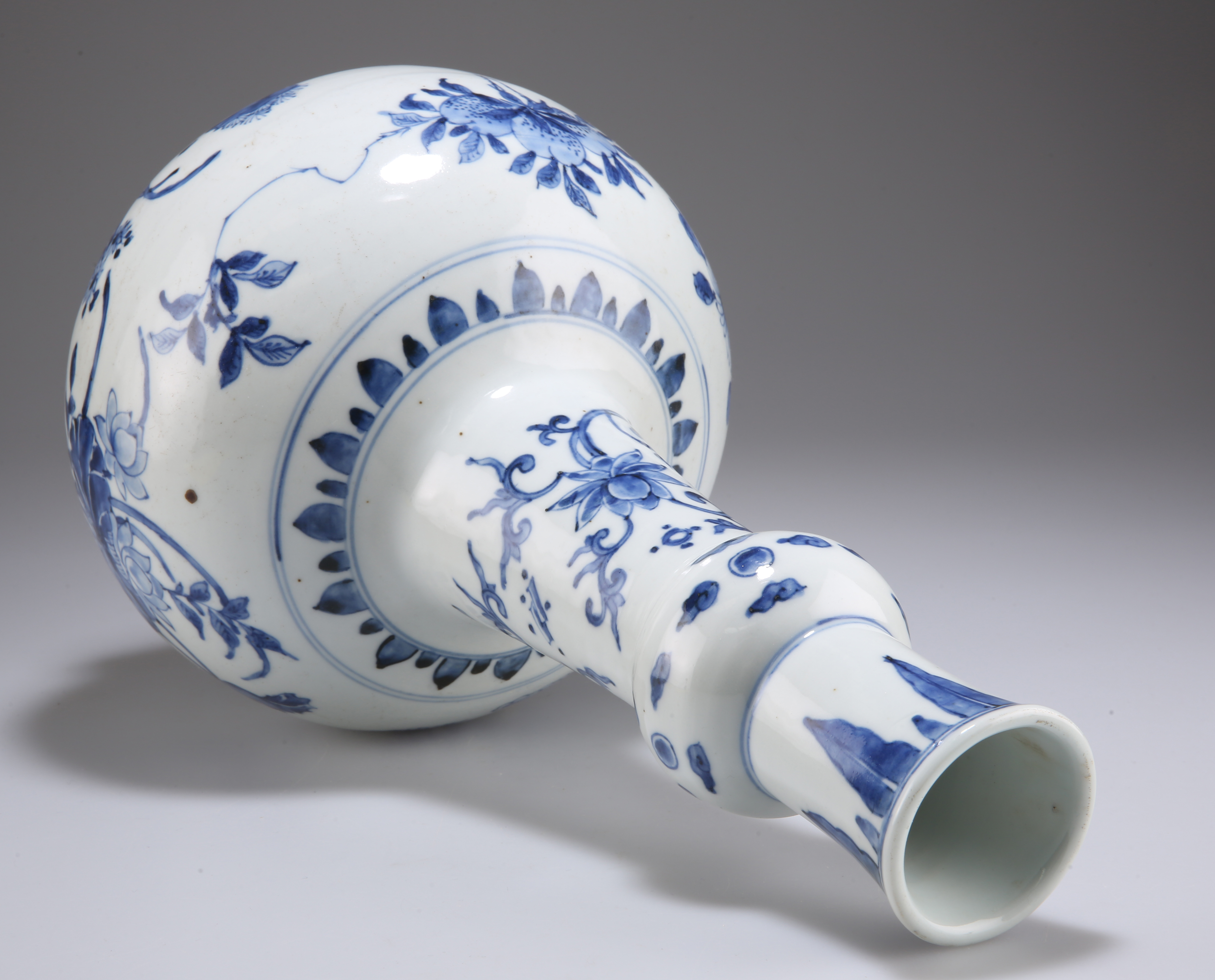 A CHINESE BLUE AND WHITE GOURD VASE - Image 3 of 4