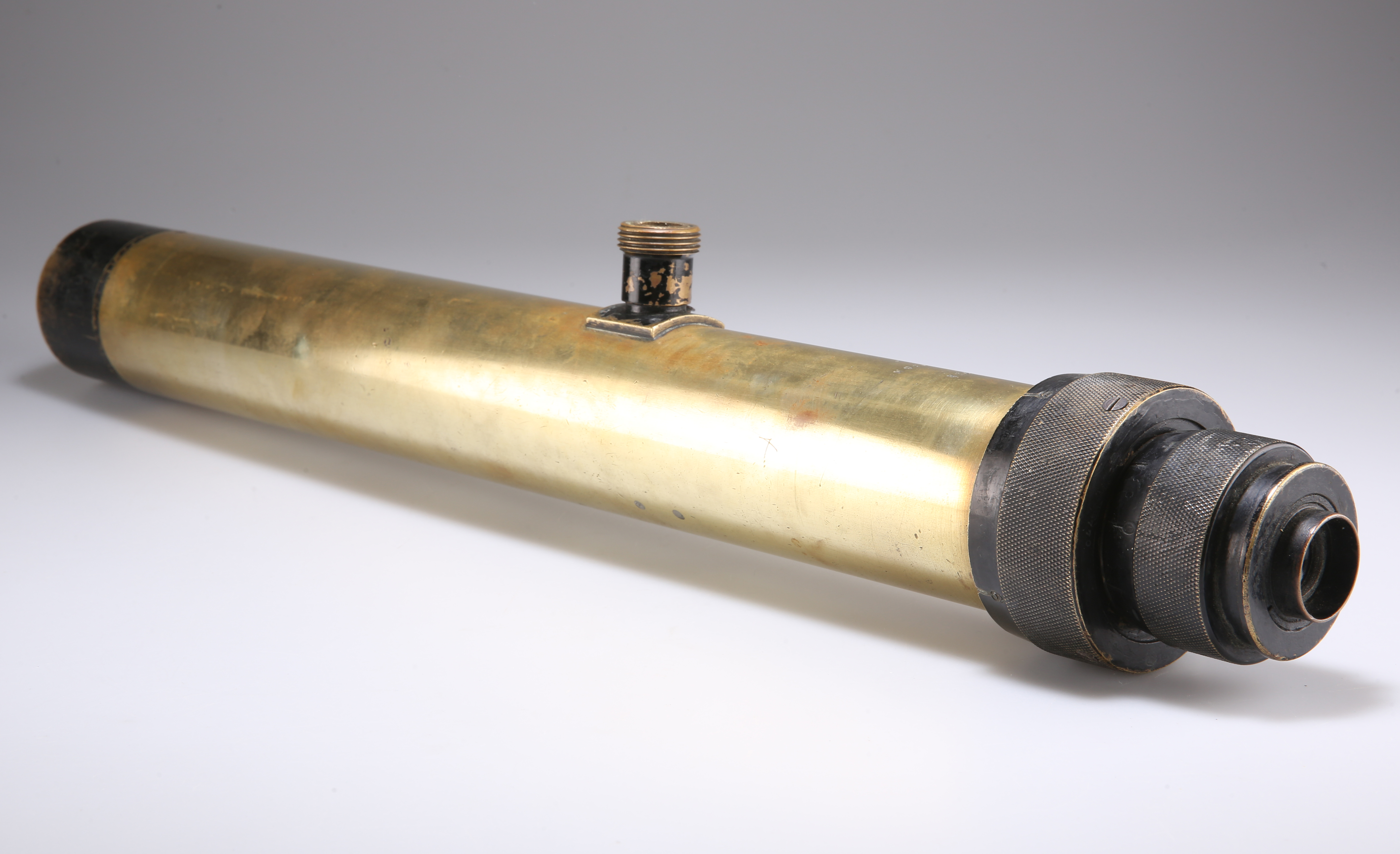 EARLY 20TH CENTURY ROSS, LONDON VARIABLE POWER 3 TO 9 VARIABLE POWER BRASS AND BLACK JAPANNED GUNSIG - Image 3 of 4