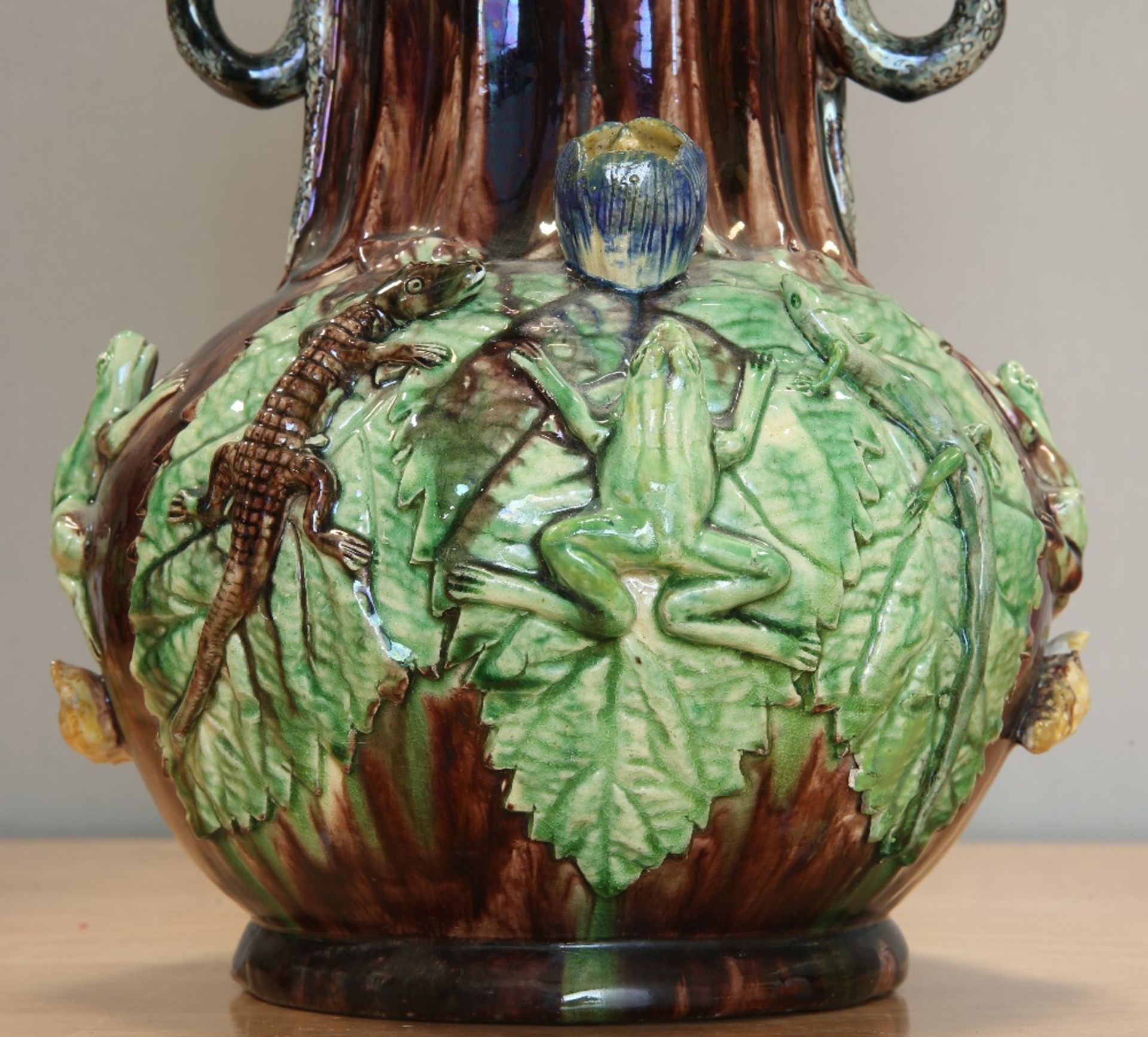 A LARGE PAIR OF PORTUGUESE MAJOLICA VASES, BY MANUEL MAFRA - Image 4 of 7