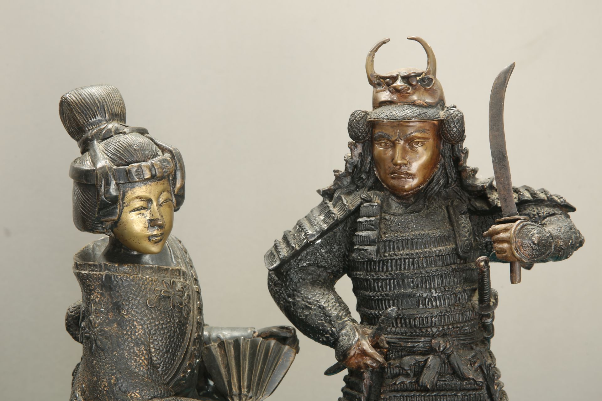 A JAPANESE BRONZE FIGURE OF A SAMURAI - Image 3 of 3